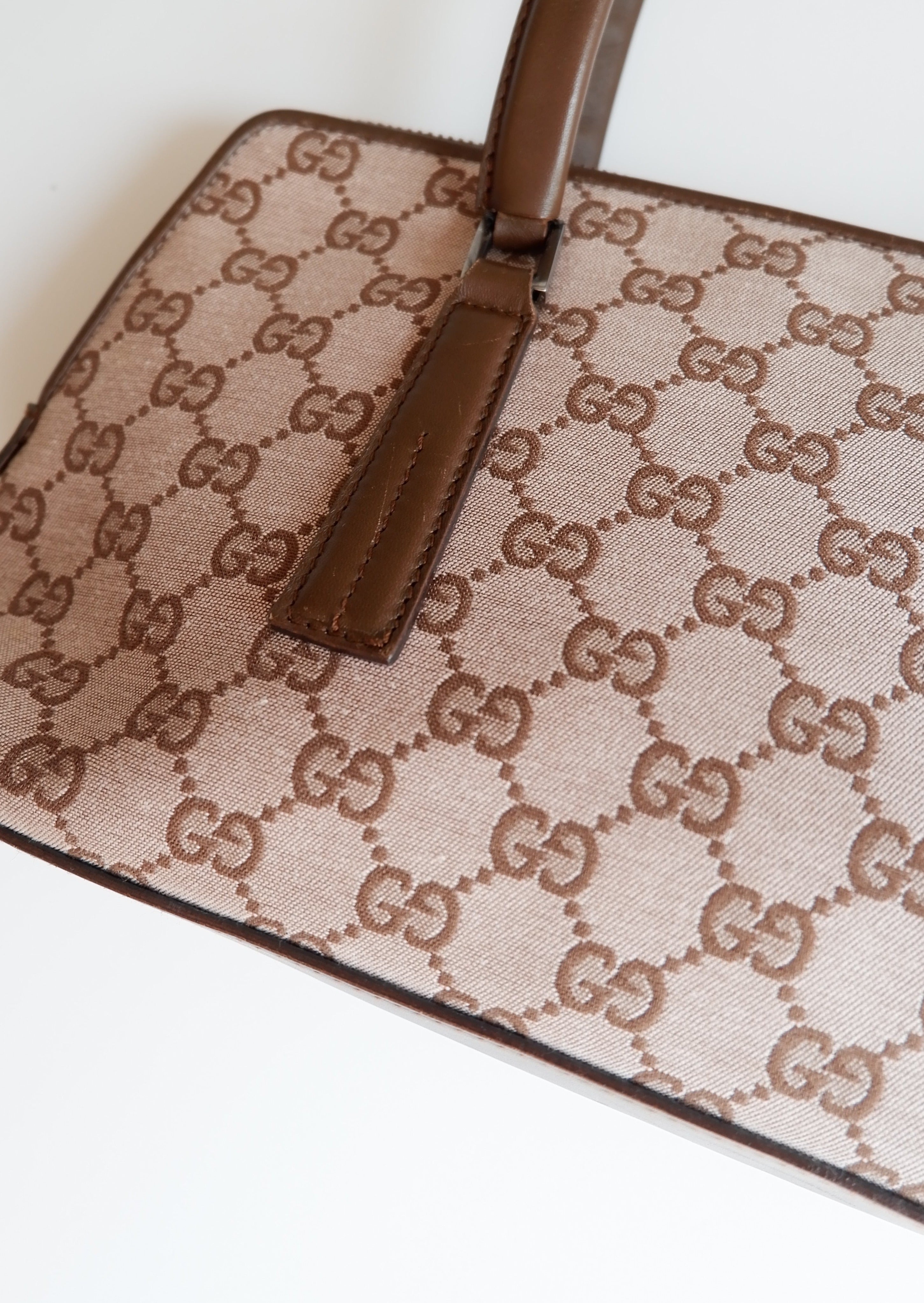Authentique sac porté épaule Gucci d'occasion en toile marron imprimé GG