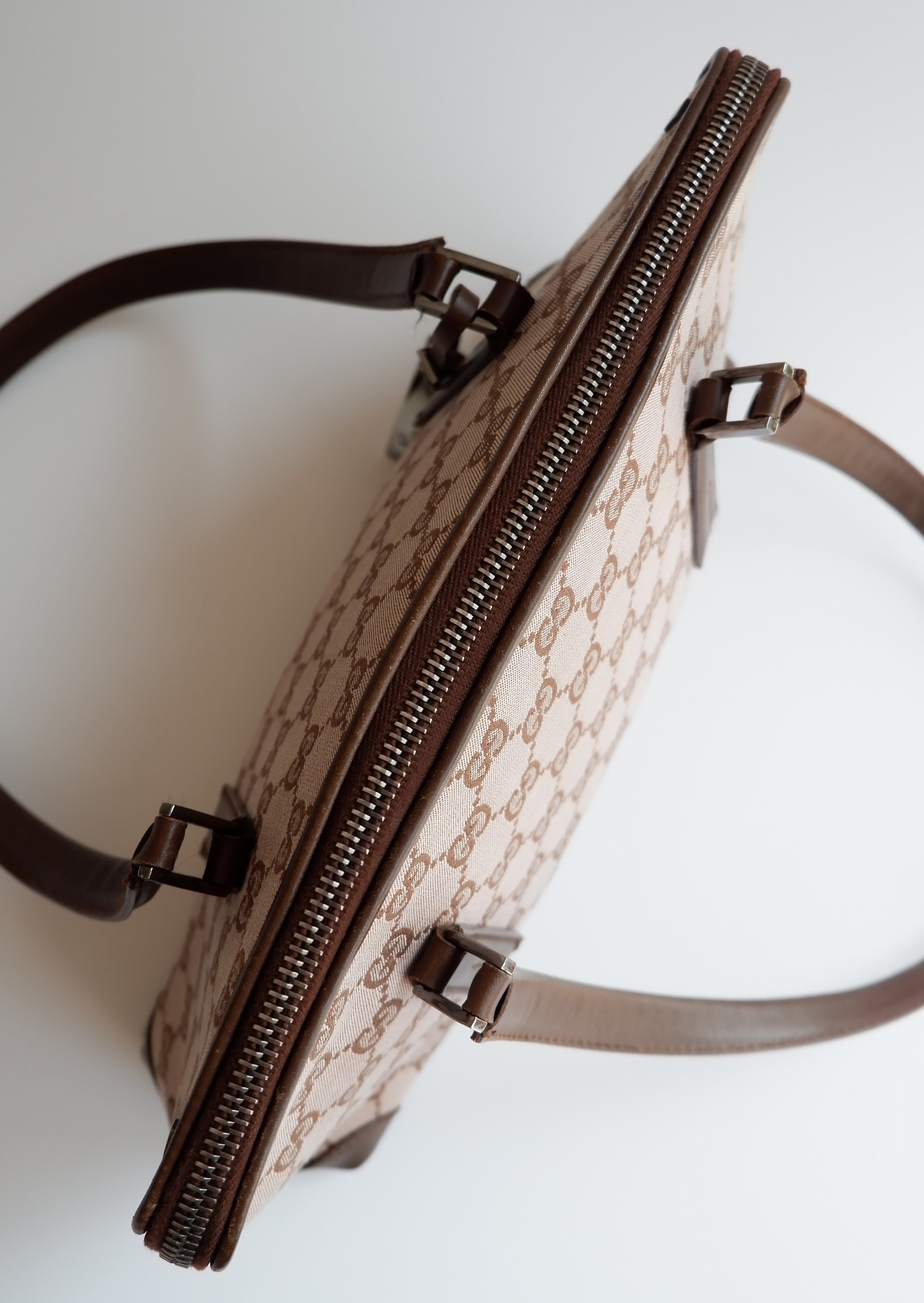 Authentique sac porté épaule Gucci d'occasion en toile marron imprimé GG