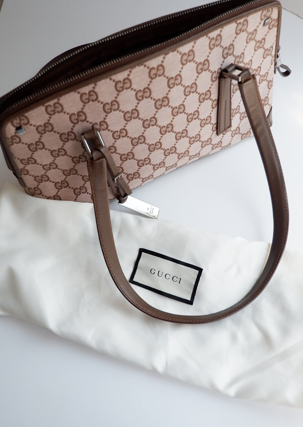 Authentique sac porté épaule Gucci d'occasion en toile marron imprimé GG