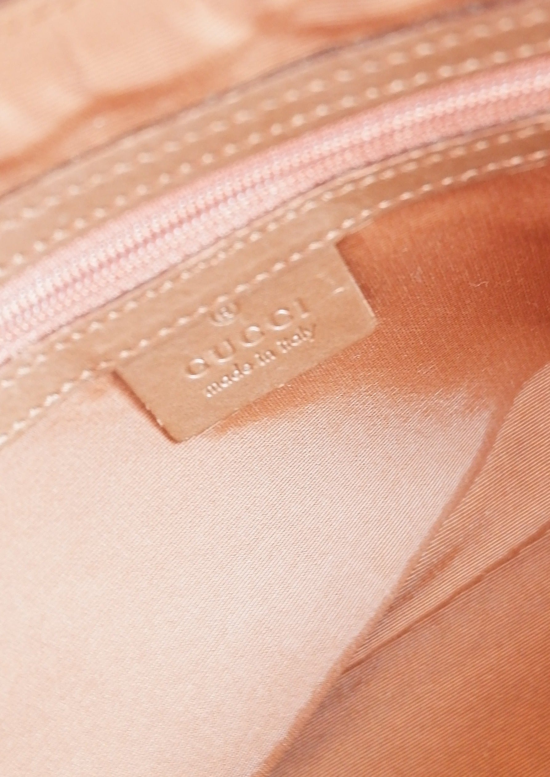Authentique sac porté épaule Gucci d'occasion en toile marron imprimé GG