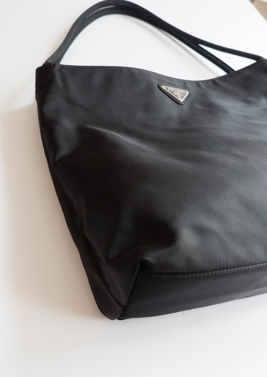 Authentique sac à bandoulière Prada en nylon noir d'occasion