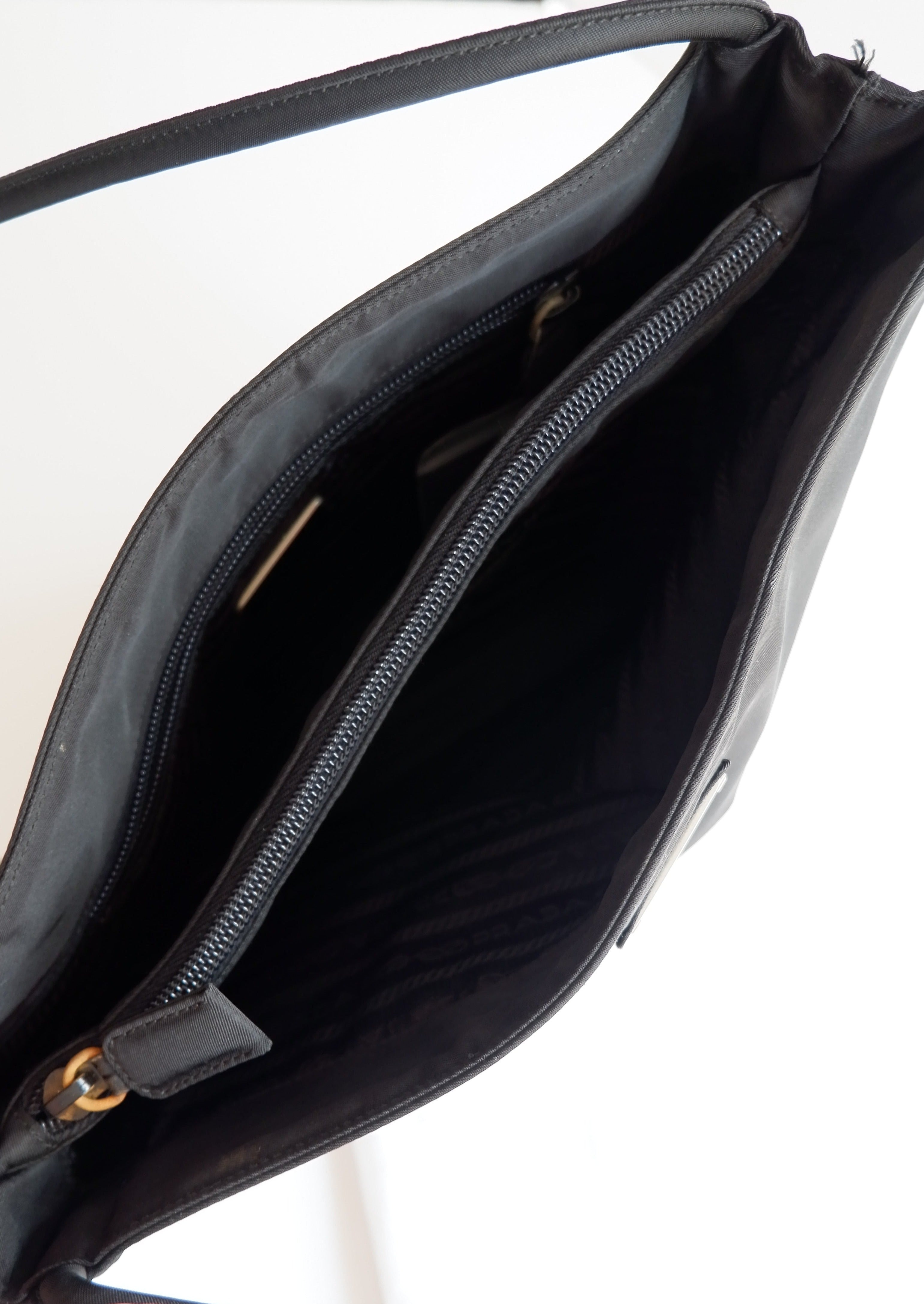 Authentique sac à bandoulière Prada en nylon noir d'occasion