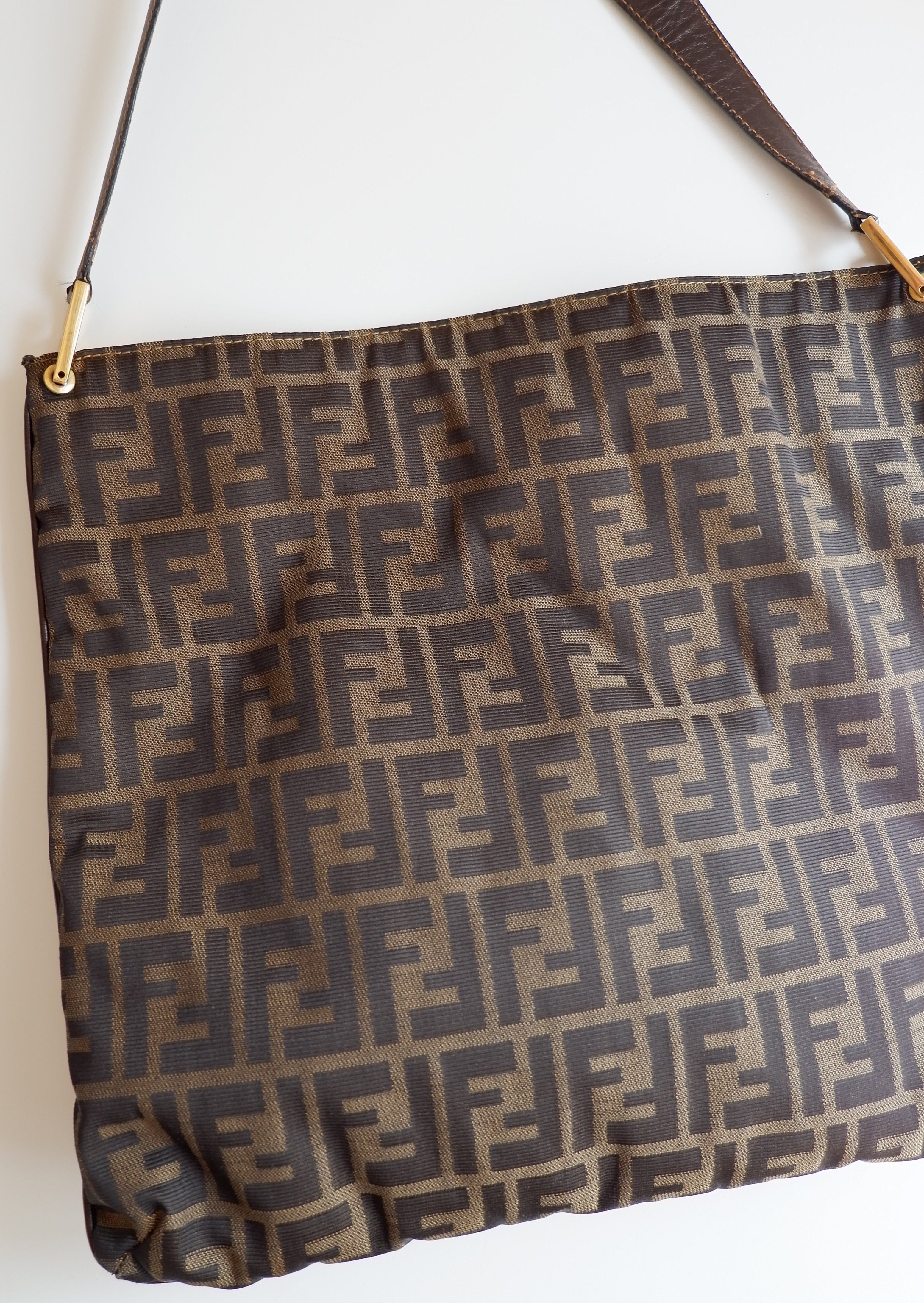 Sac porté épaule vintage grand format Fendi Zucca authentique d'occasion