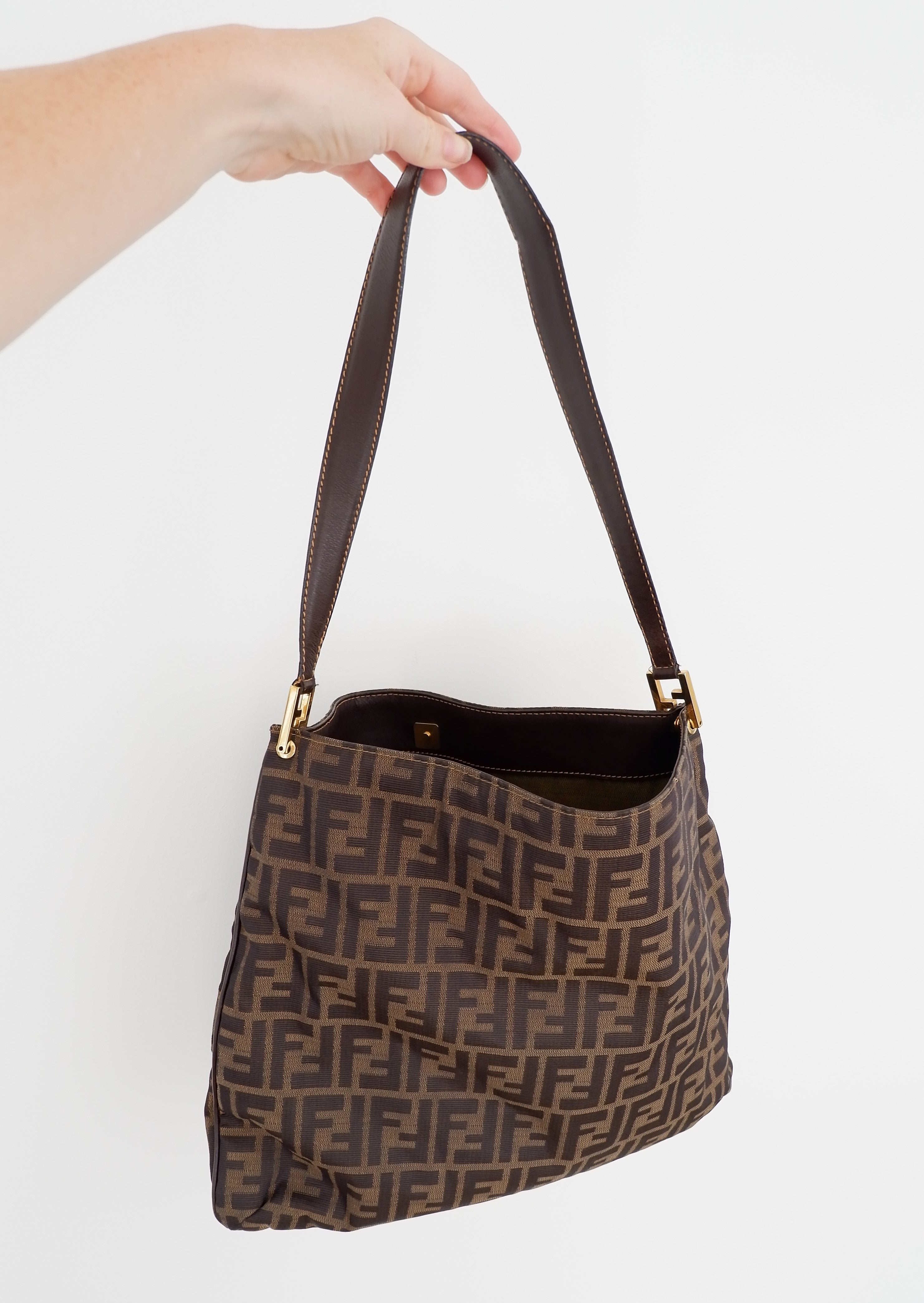 Sac porté épaule vintage grand format Fendi Zucca authentique d'occasion