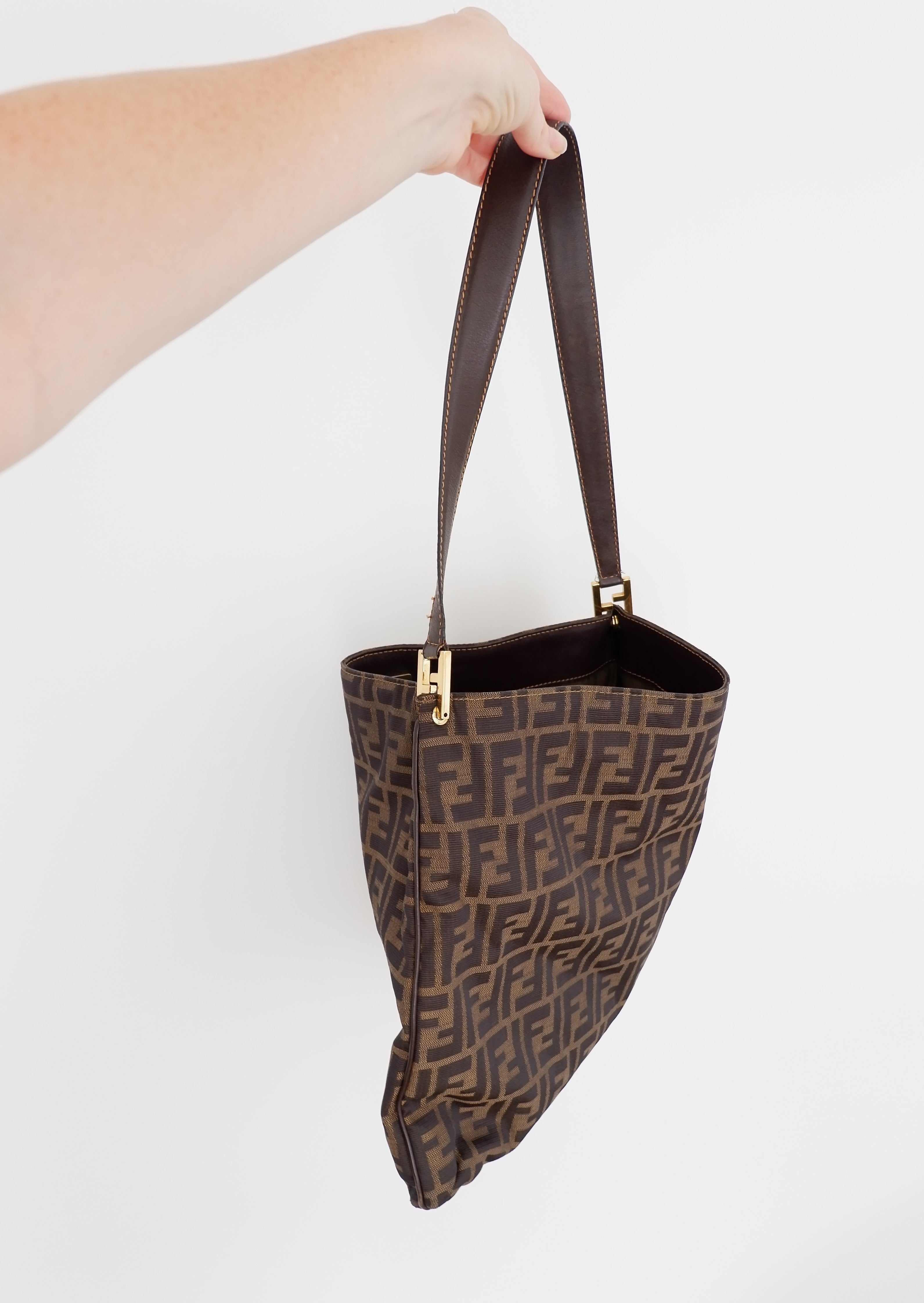 Sac porté épaule vintage grand format Fendi Zucca authentique d'occasion