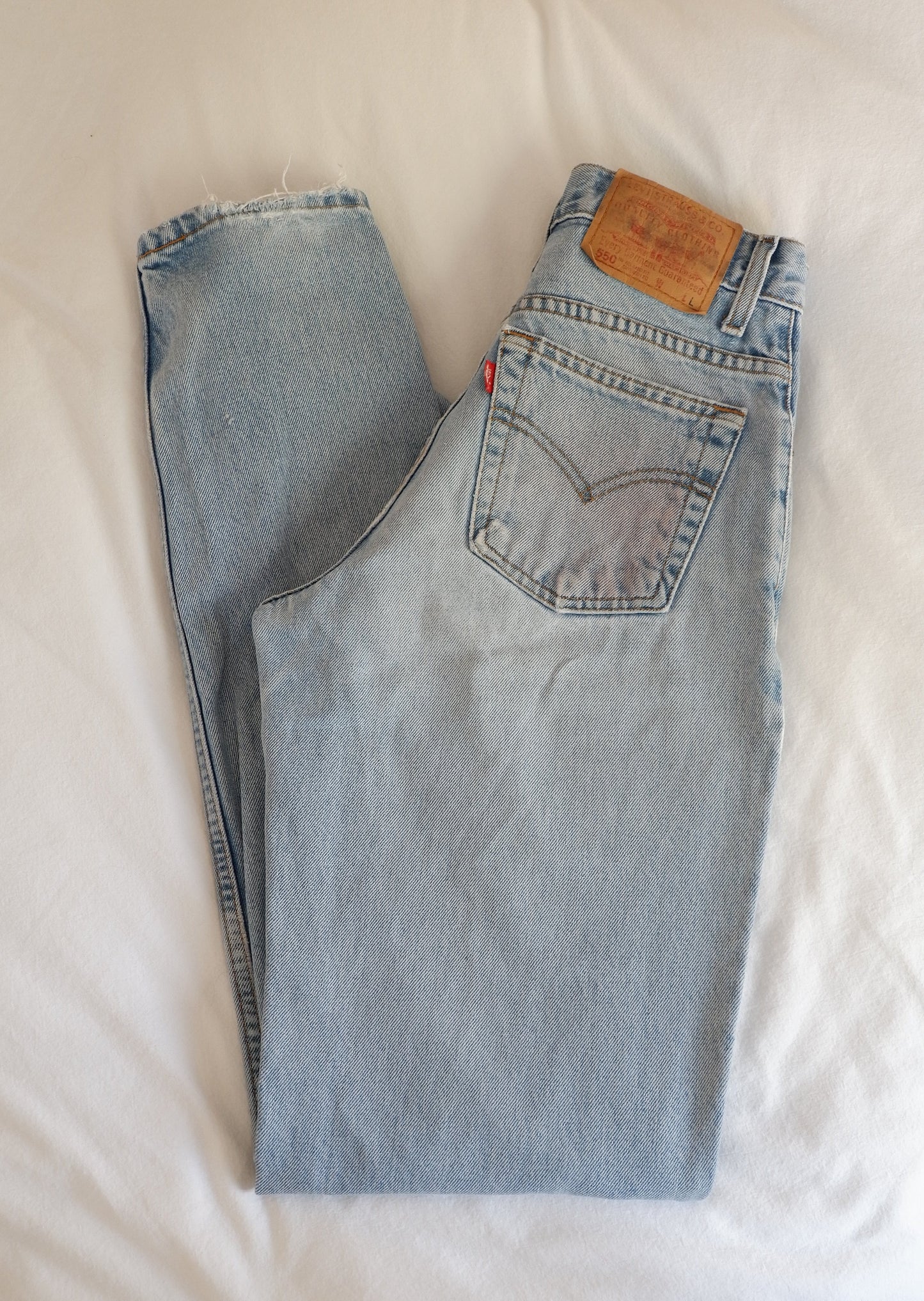 Levis Vintage 550 Light Wash Relaxed Fit Tapered Leg - 26