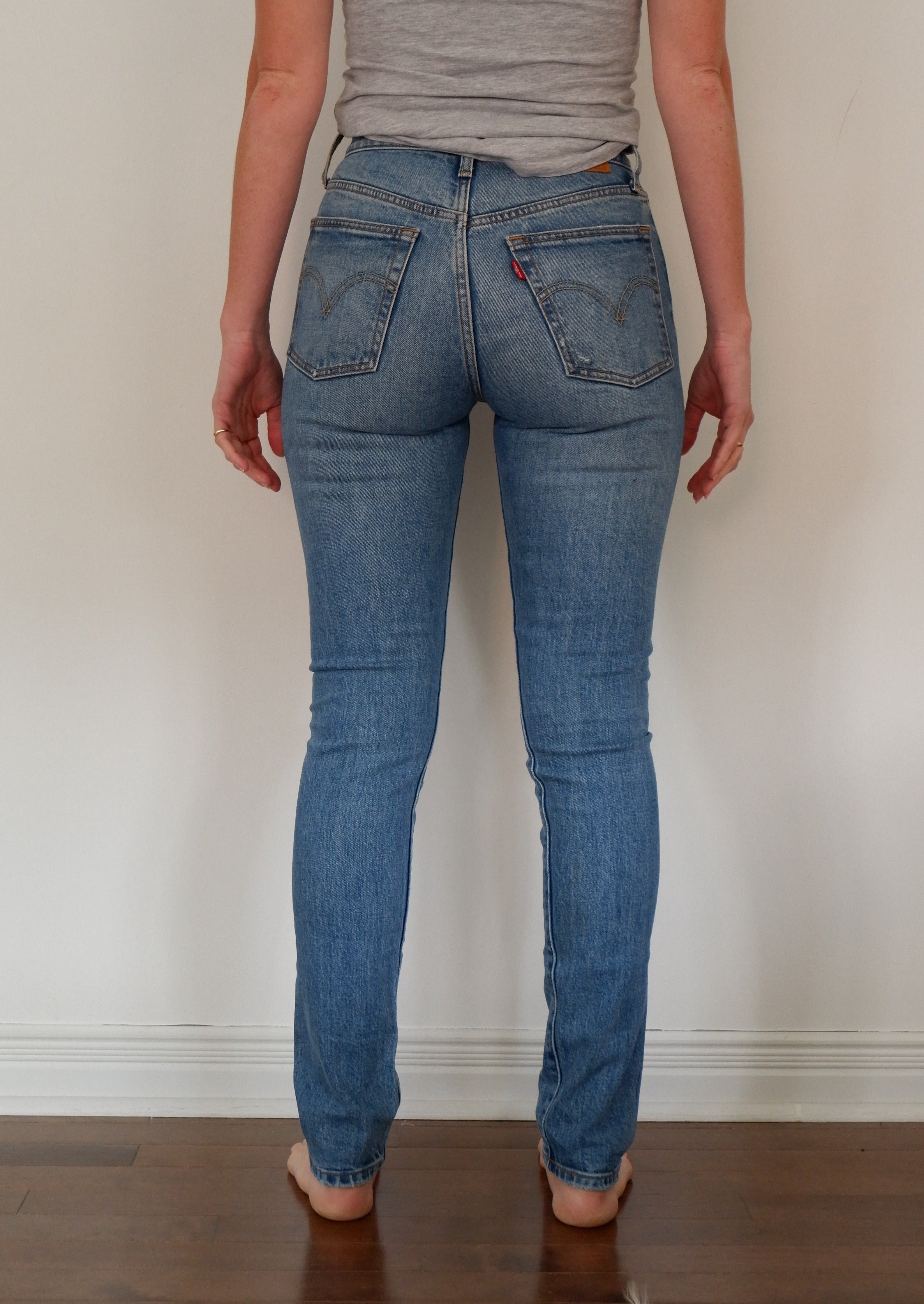 Levis 501 Medium Light Wash Skinny Jeans - 26