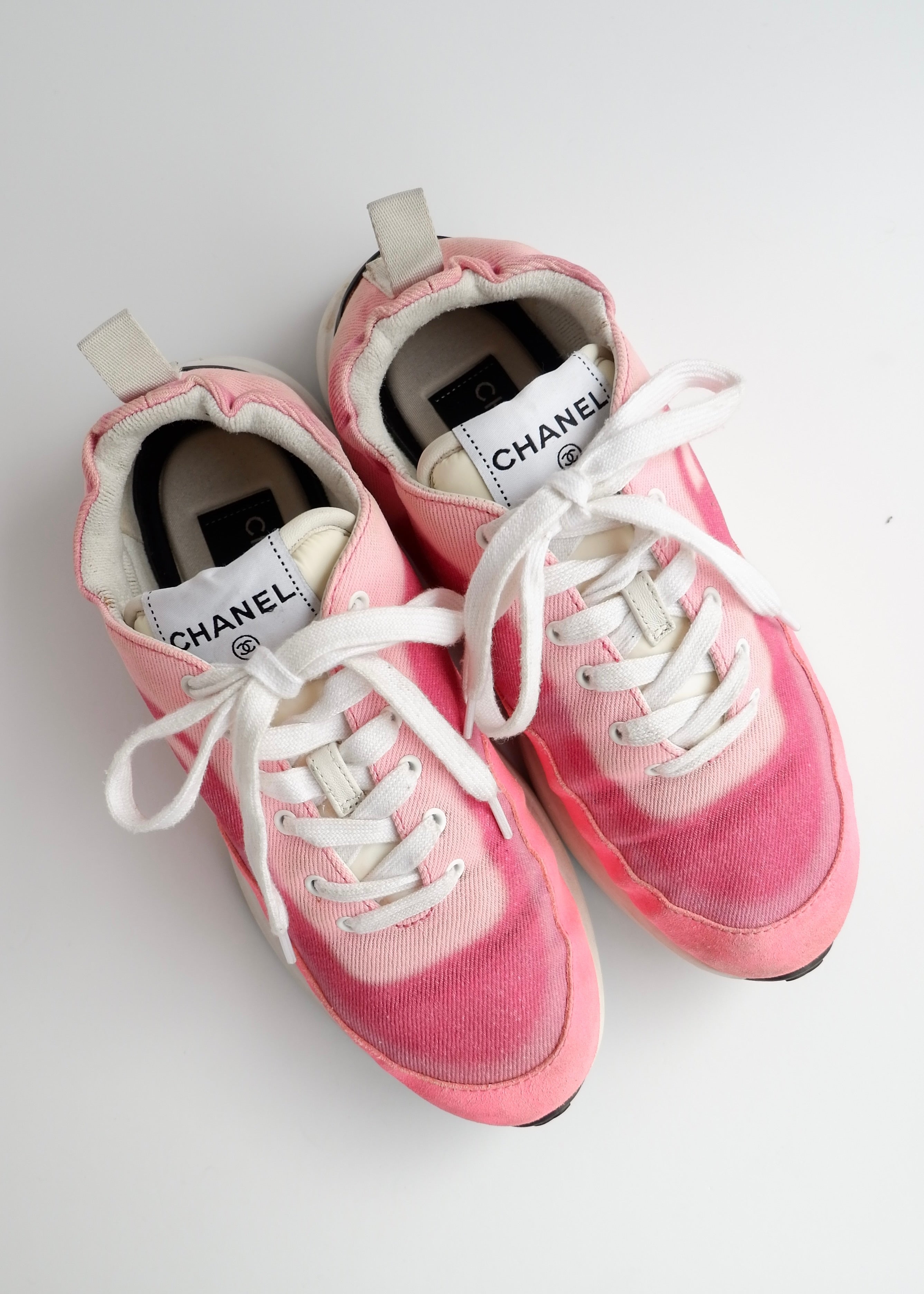 Baskets basses Chanel authentiques d'occasion en tissu/daim rose avec logo CC - 37