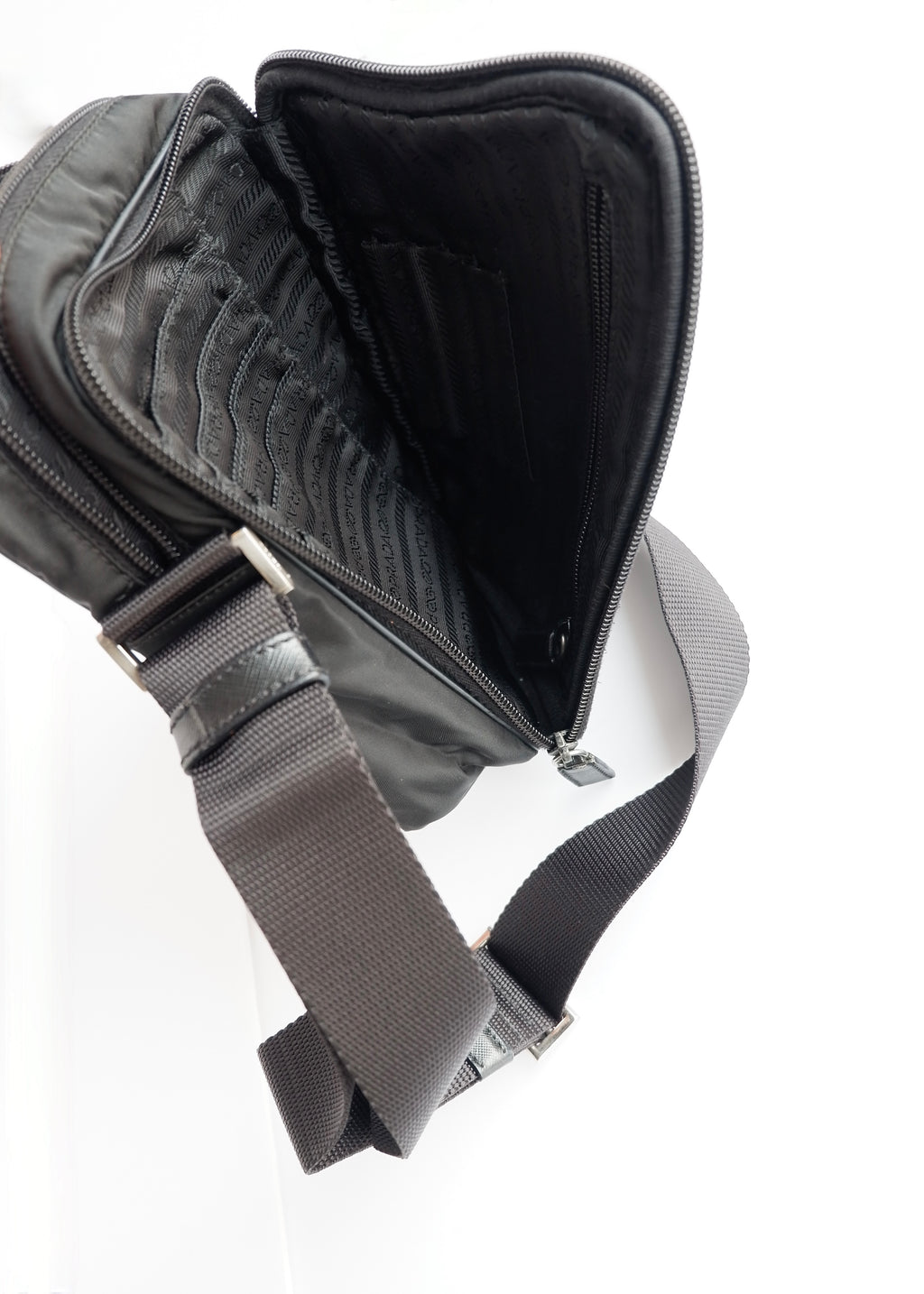 Sac bandoulière Prada en nylon noir authentique d'occasion