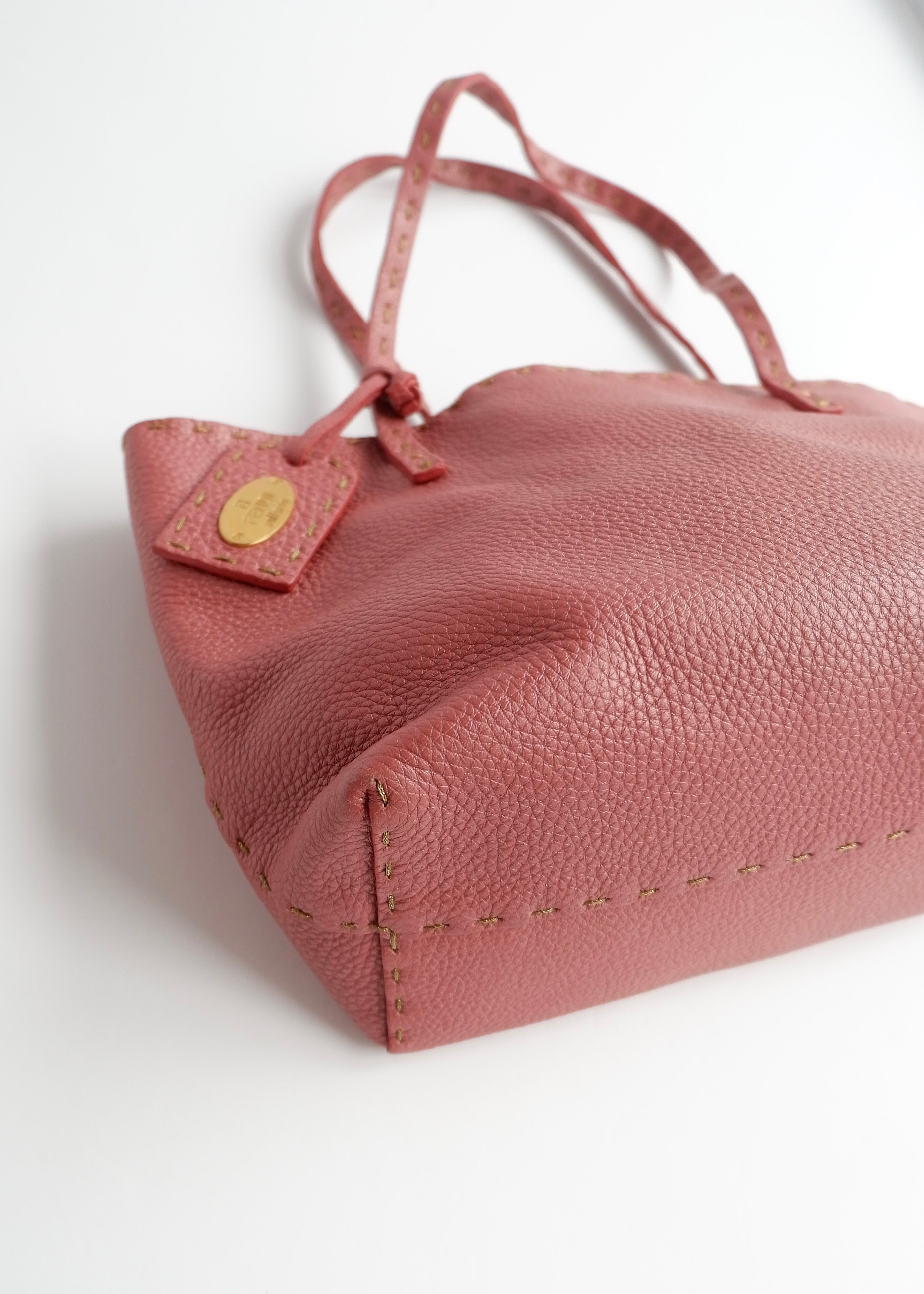 Sac à main Fendi Selleria en cuir rose authentique d'occasion, petite taille