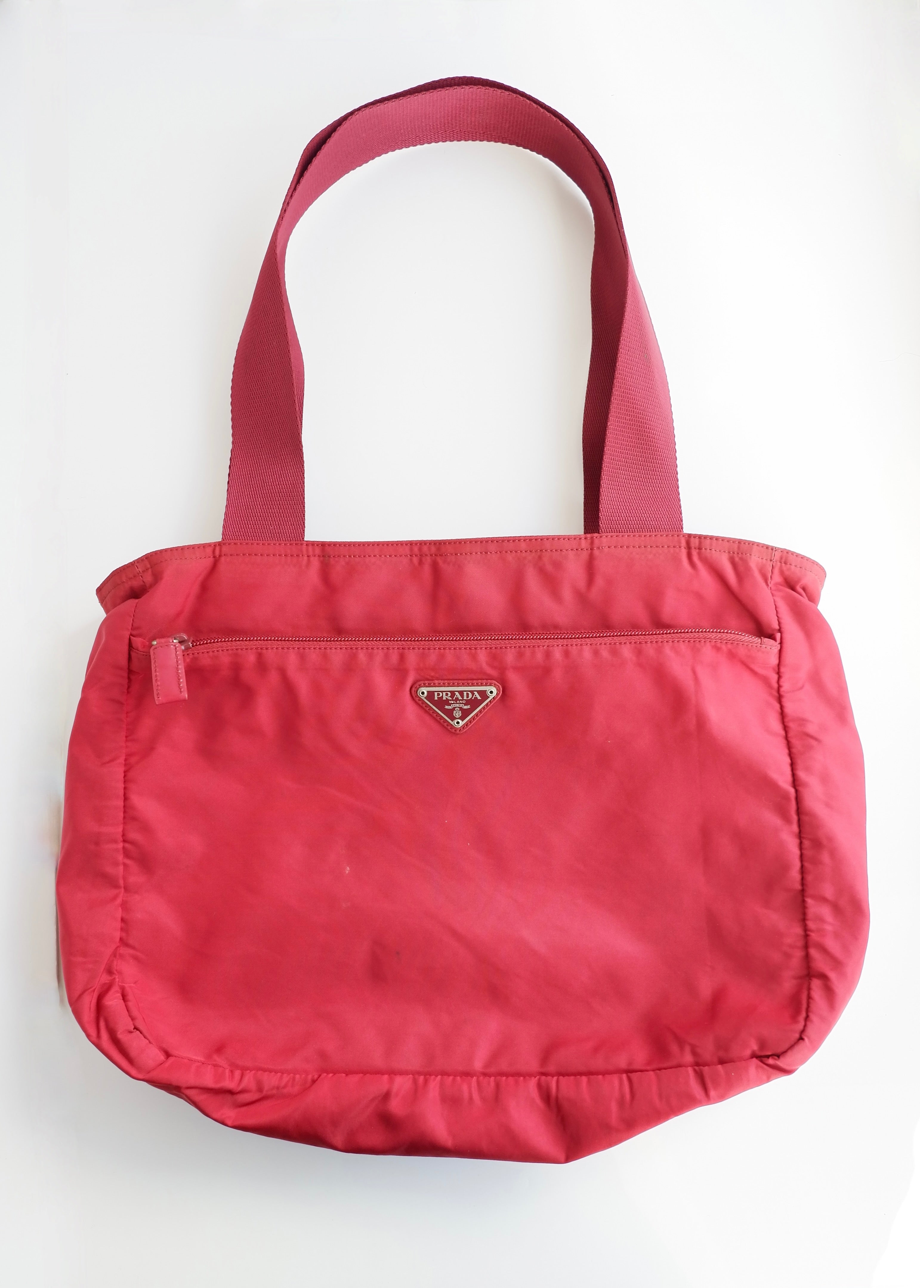 Sac fourre-tout Prada authentique d'occasion en nylon rouge