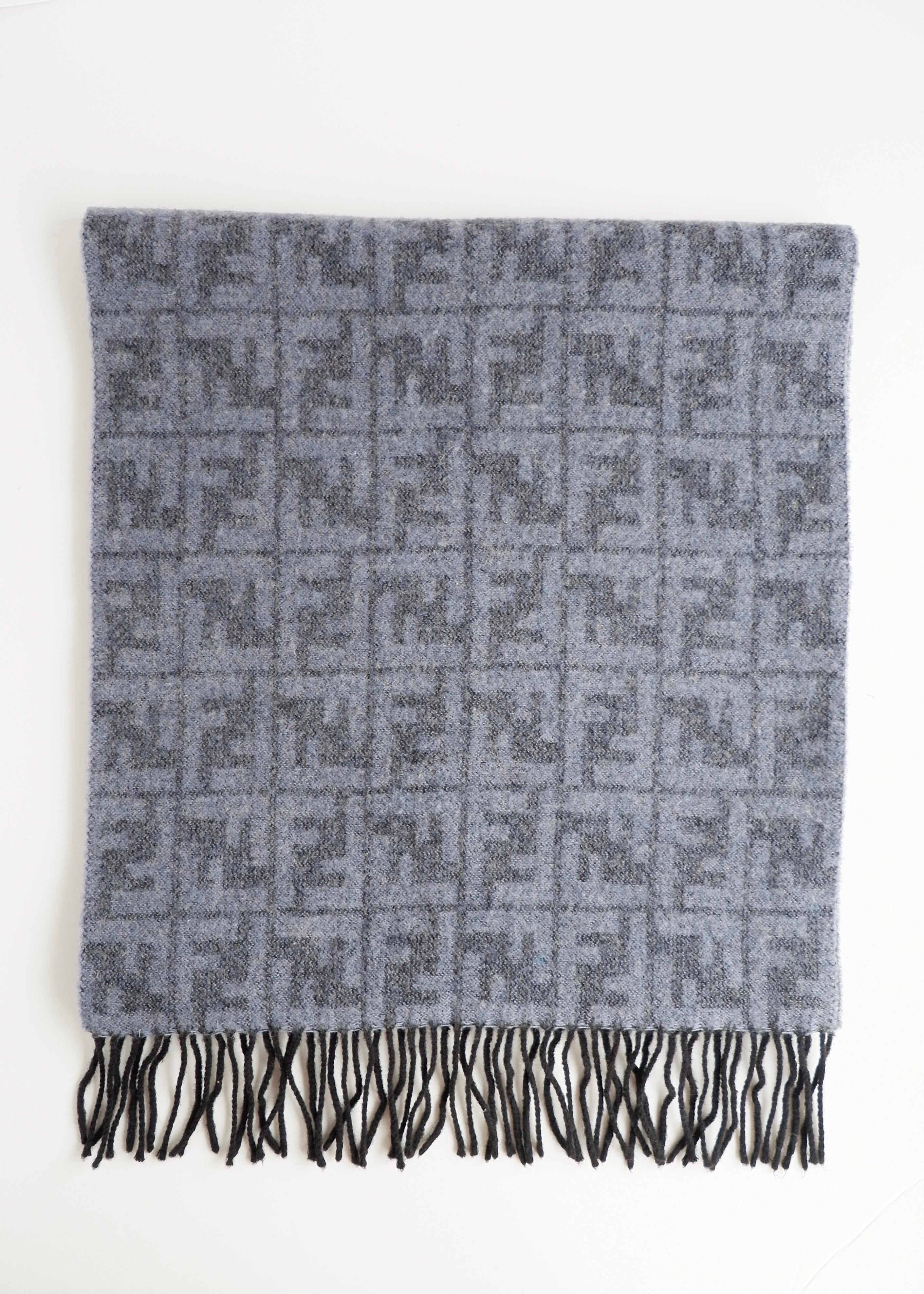 Écharpe Fendi authentique d'occasion en laine imprimée Zucca gris-bleu