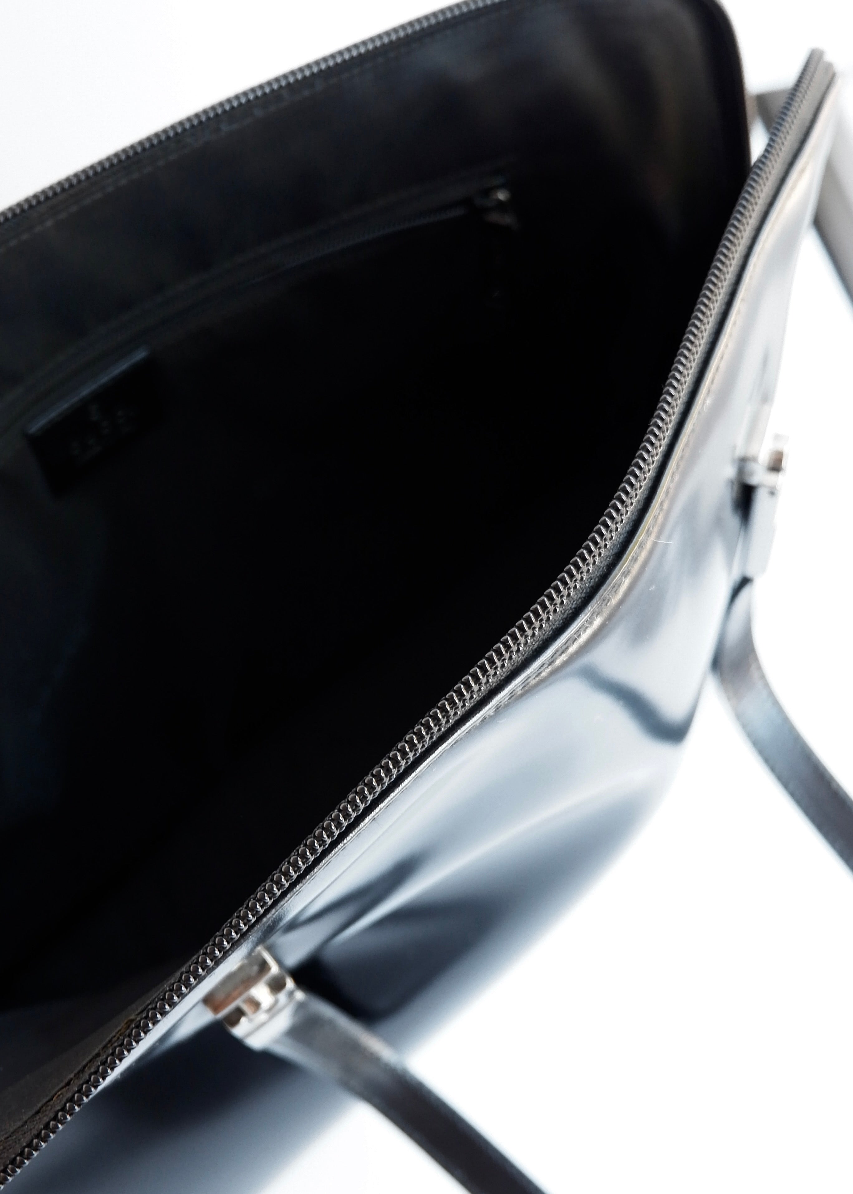 Sac bandoulière long Gucci authentique d'occasion en cuir verni noir
