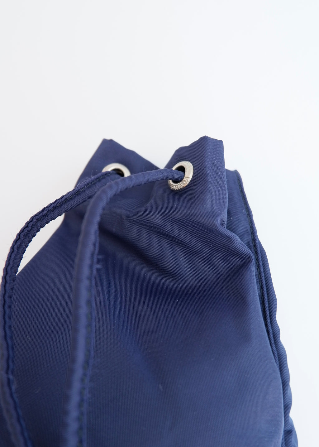 Pochette authentique d'occasion Prada en nylon bleu marine avec cordon de serrage