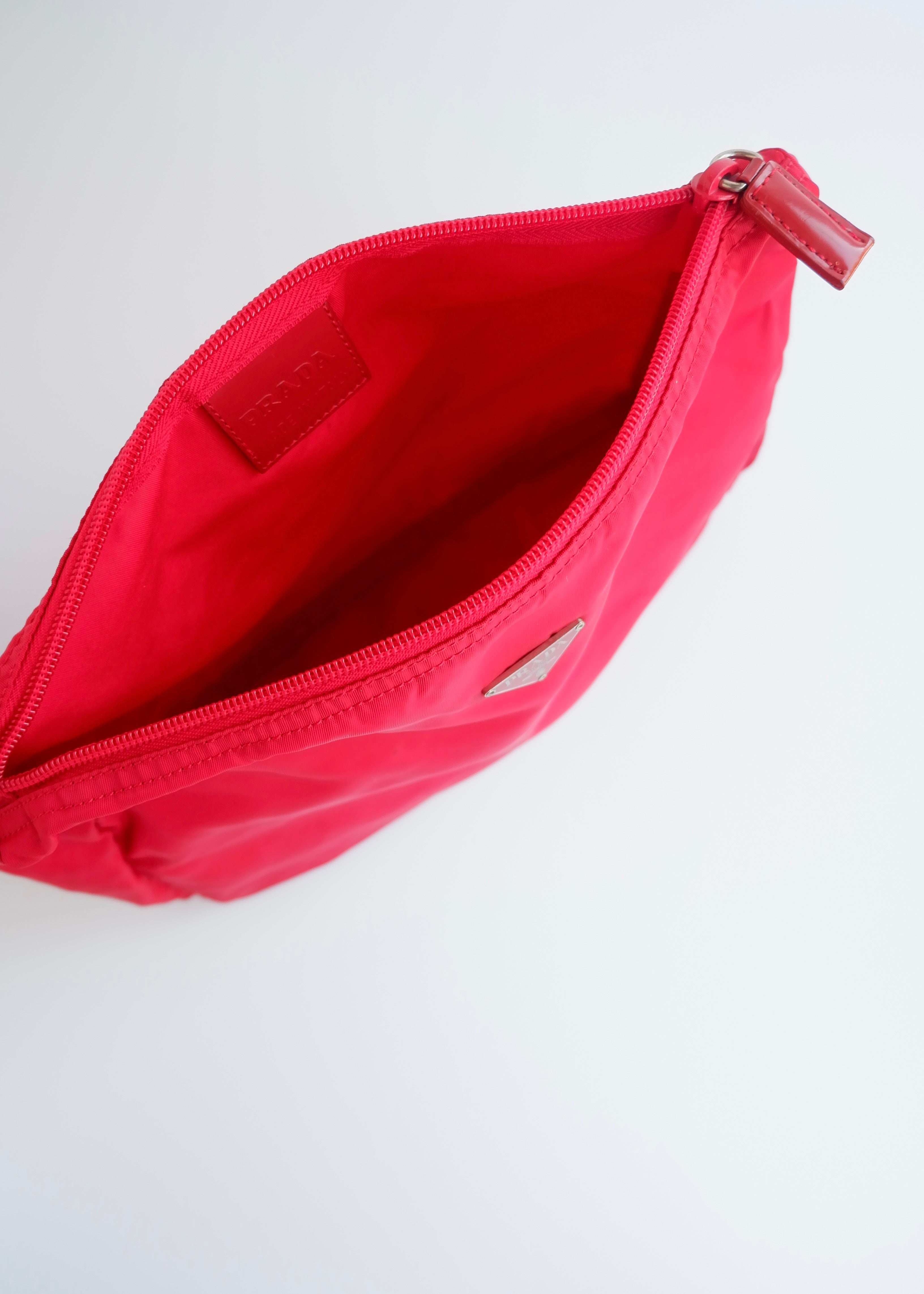 Pochette Prada authentique d'occasion en nylon rouge