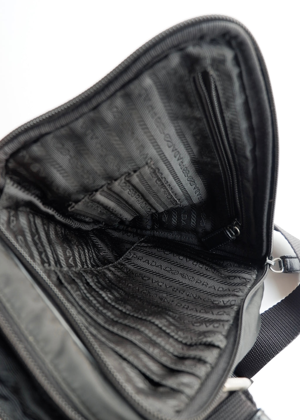 Sac bandoulière Prada en nylon noir authentique d'occasion