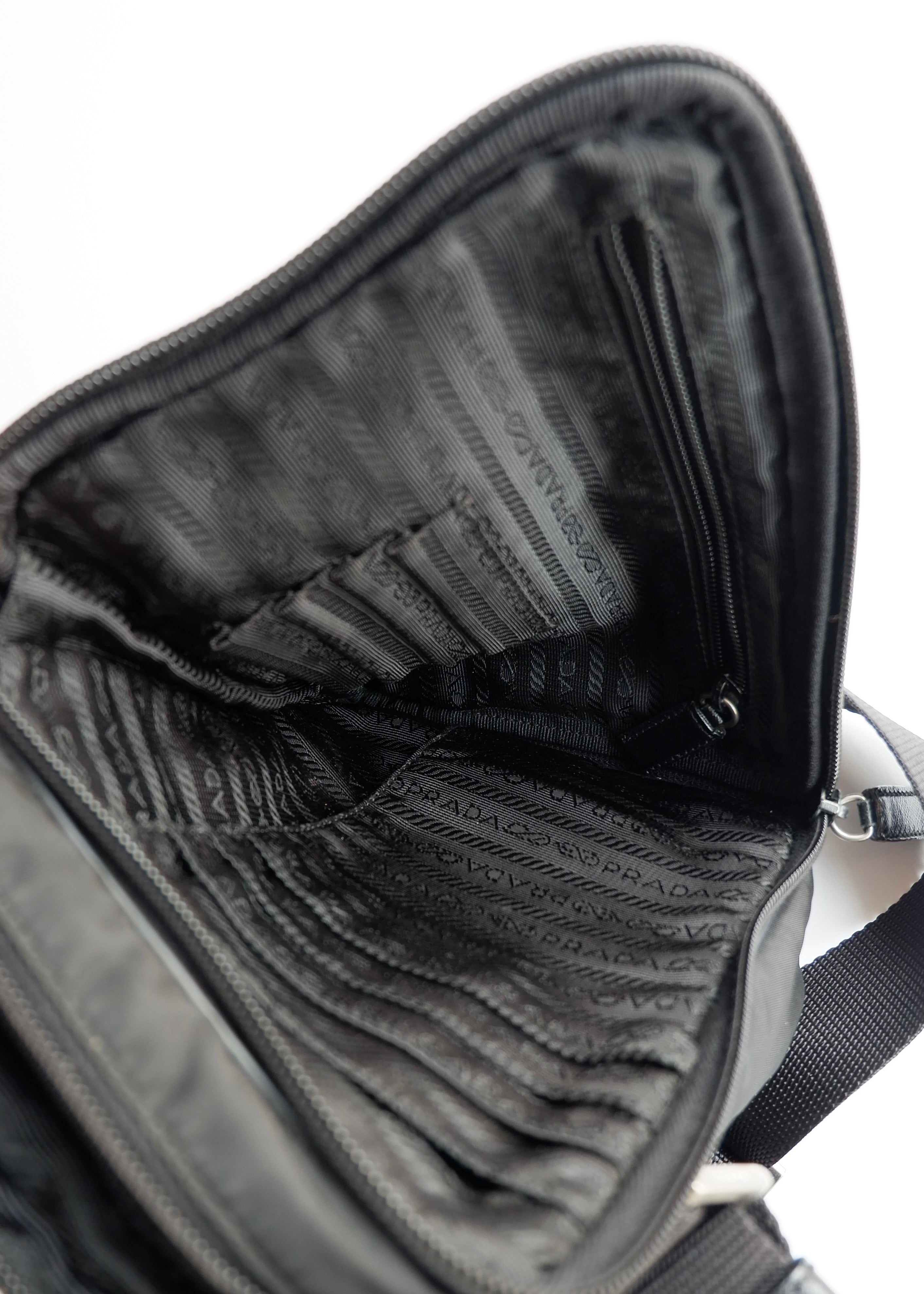 Sac bandoulière Prada en nylon noir authentique d'occasion