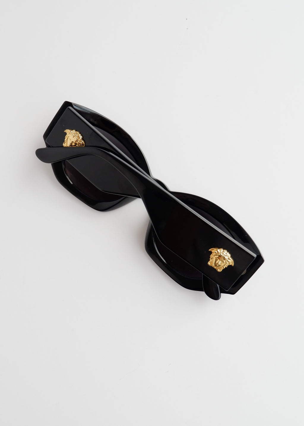 Lunettes de soleil œil de chat noires Versace d'occasion authentiques