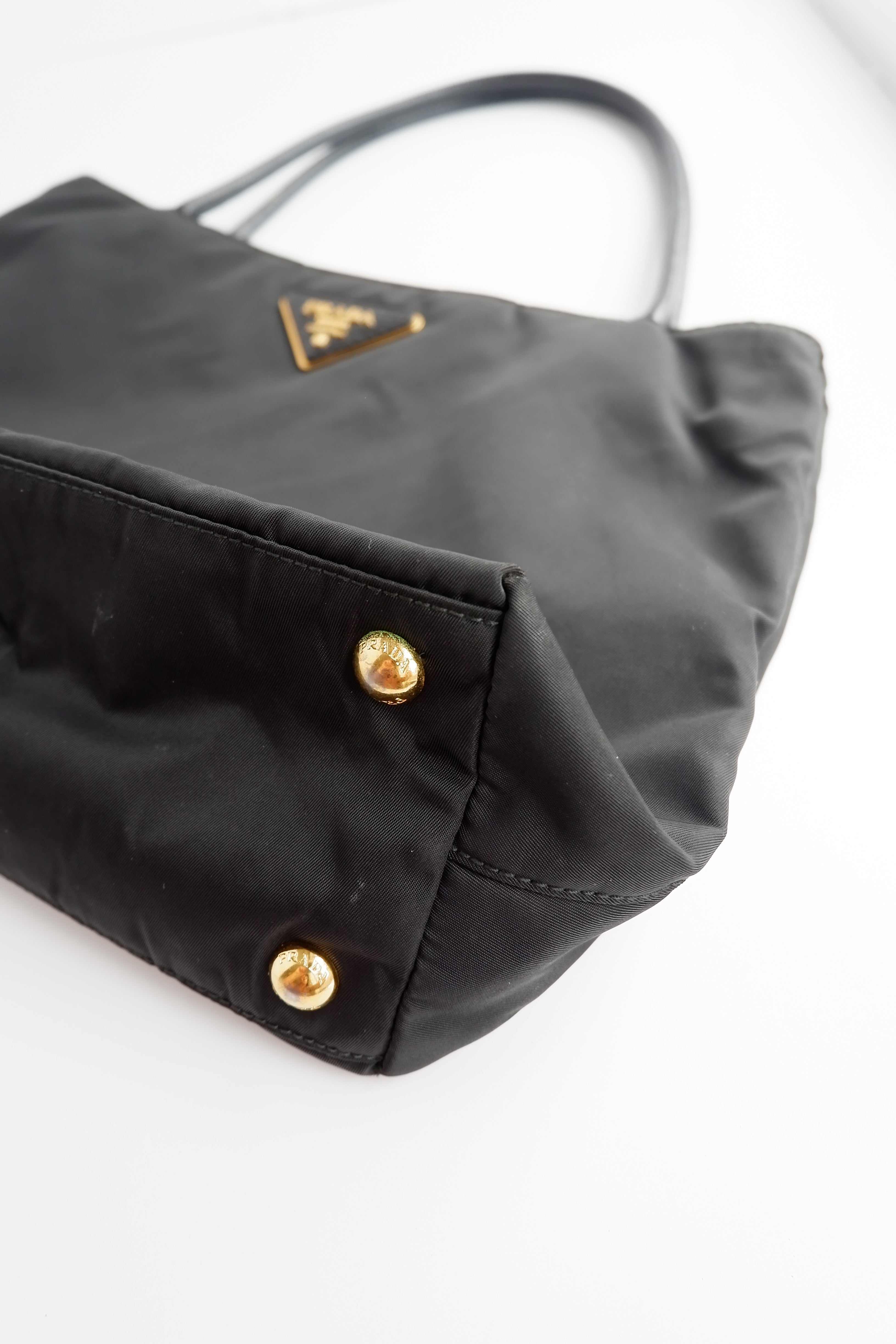 Authentique sac bandoulière Prada en nylon et cuir noir, d'occasion