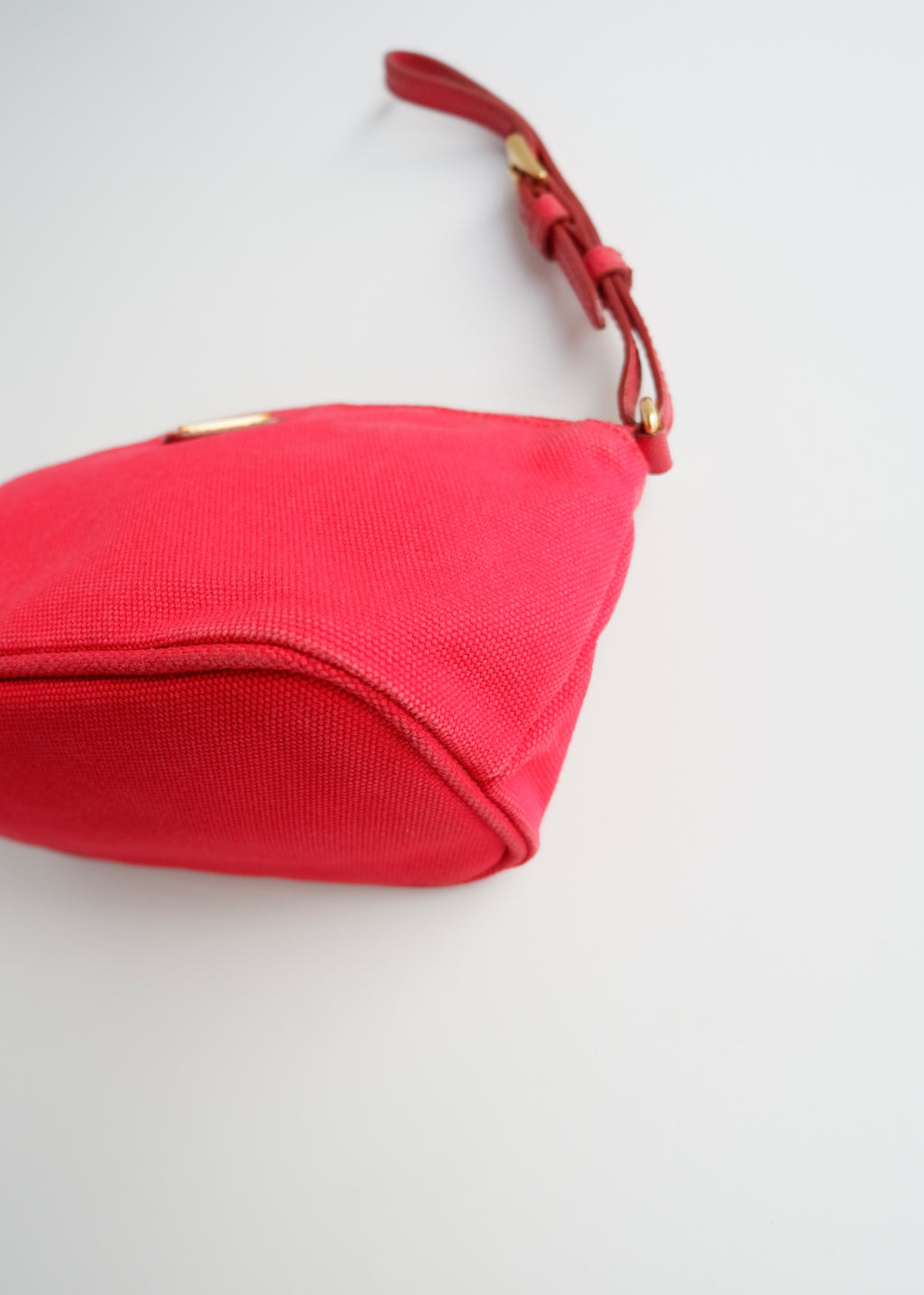 Pochette Prada en toile rouge authentique d'occasion
