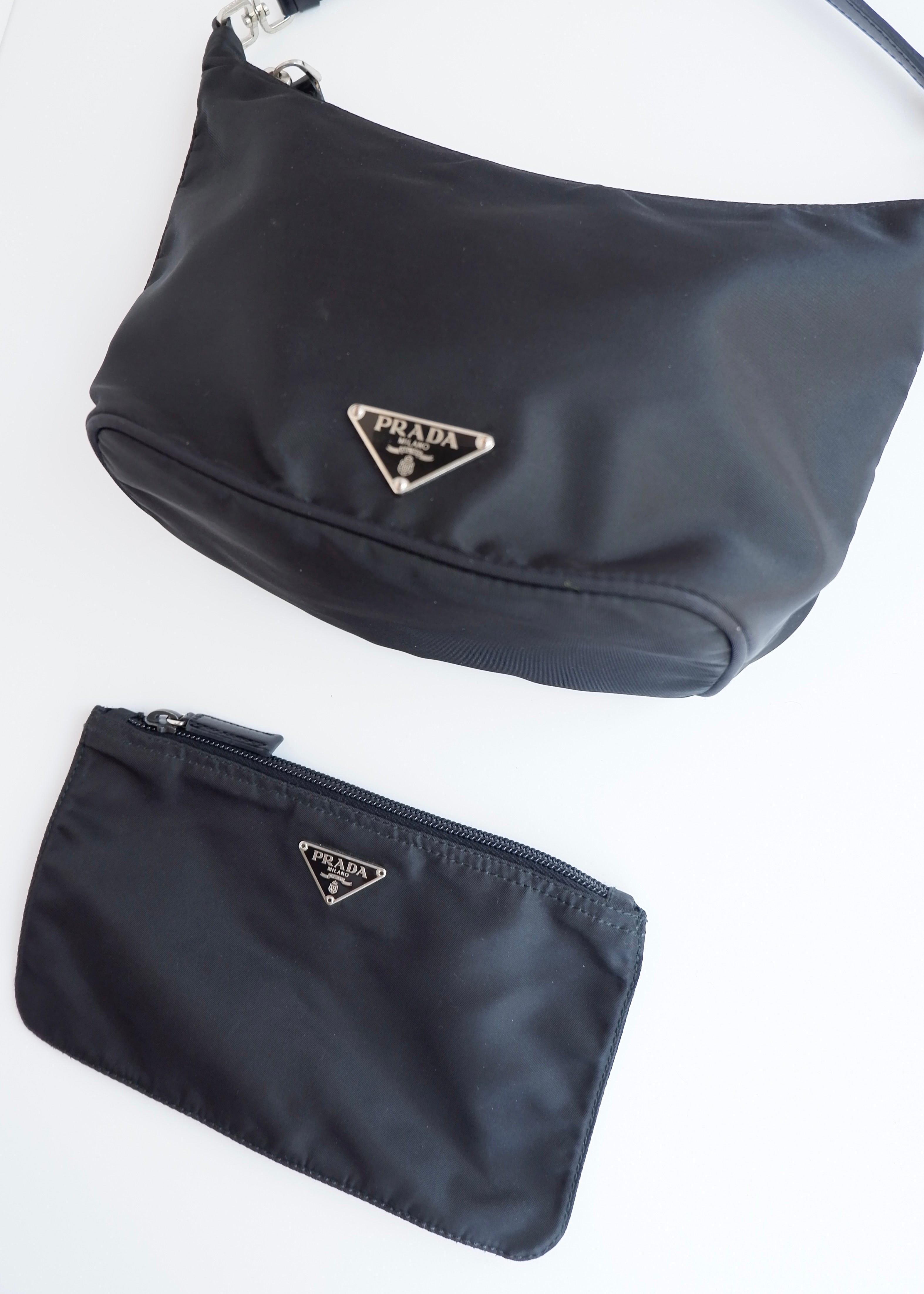 Sac à bandoulière micro Prada noir en nylon d'occasion authentique avec pochette