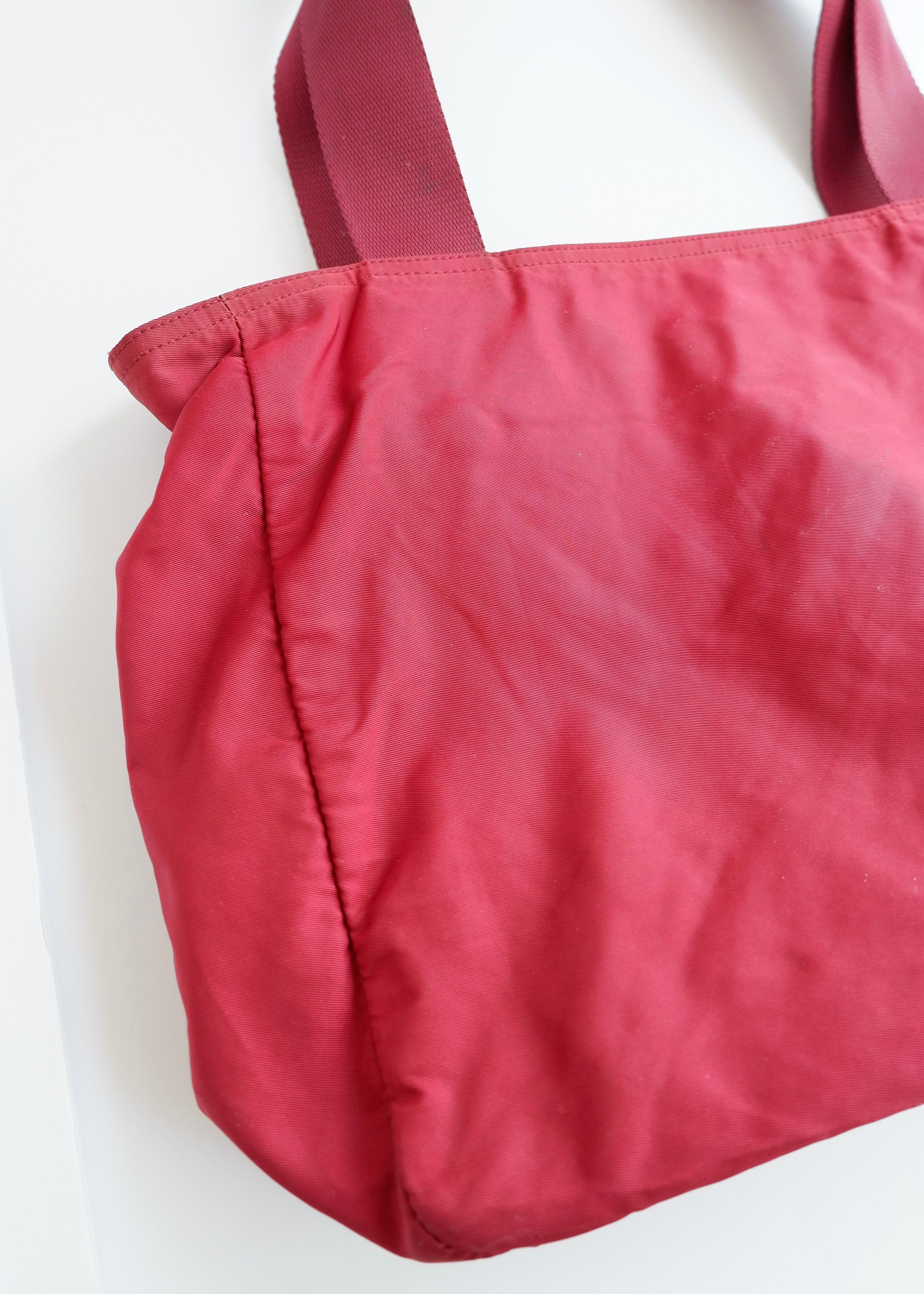 Sac fourre-tout Prada authentique d'occasion en nylon rouge