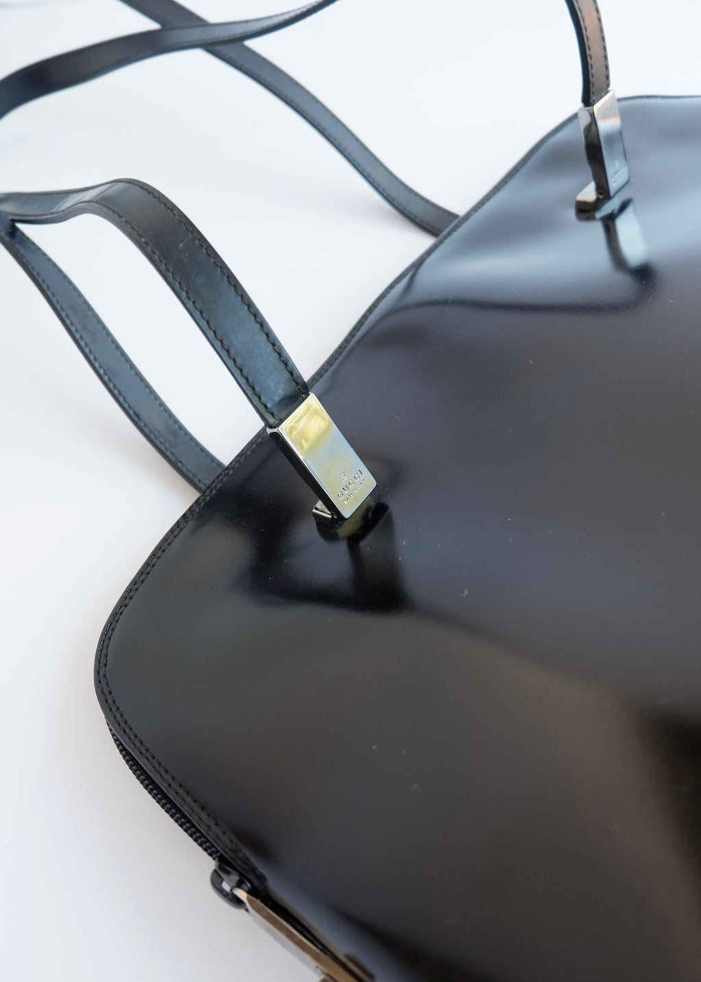 Sac bandoulière long Gucci authentique d'occasion en cuir verni noir