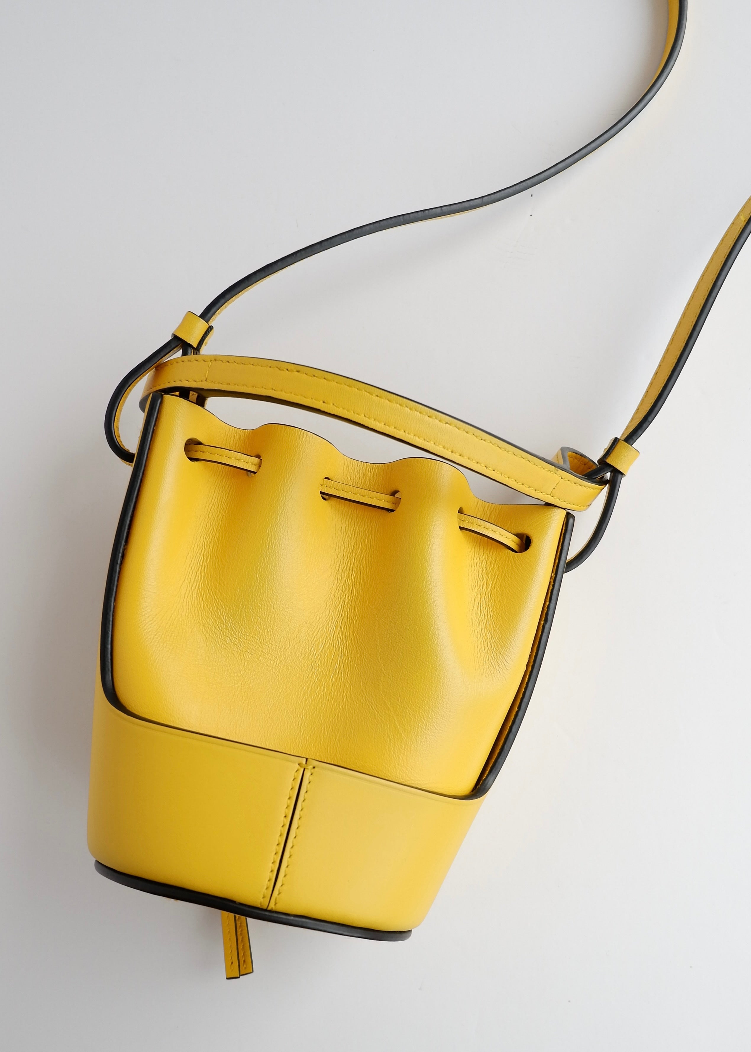 Authentique sac Loewe Balloon Nano en cuir jaune d'occasion