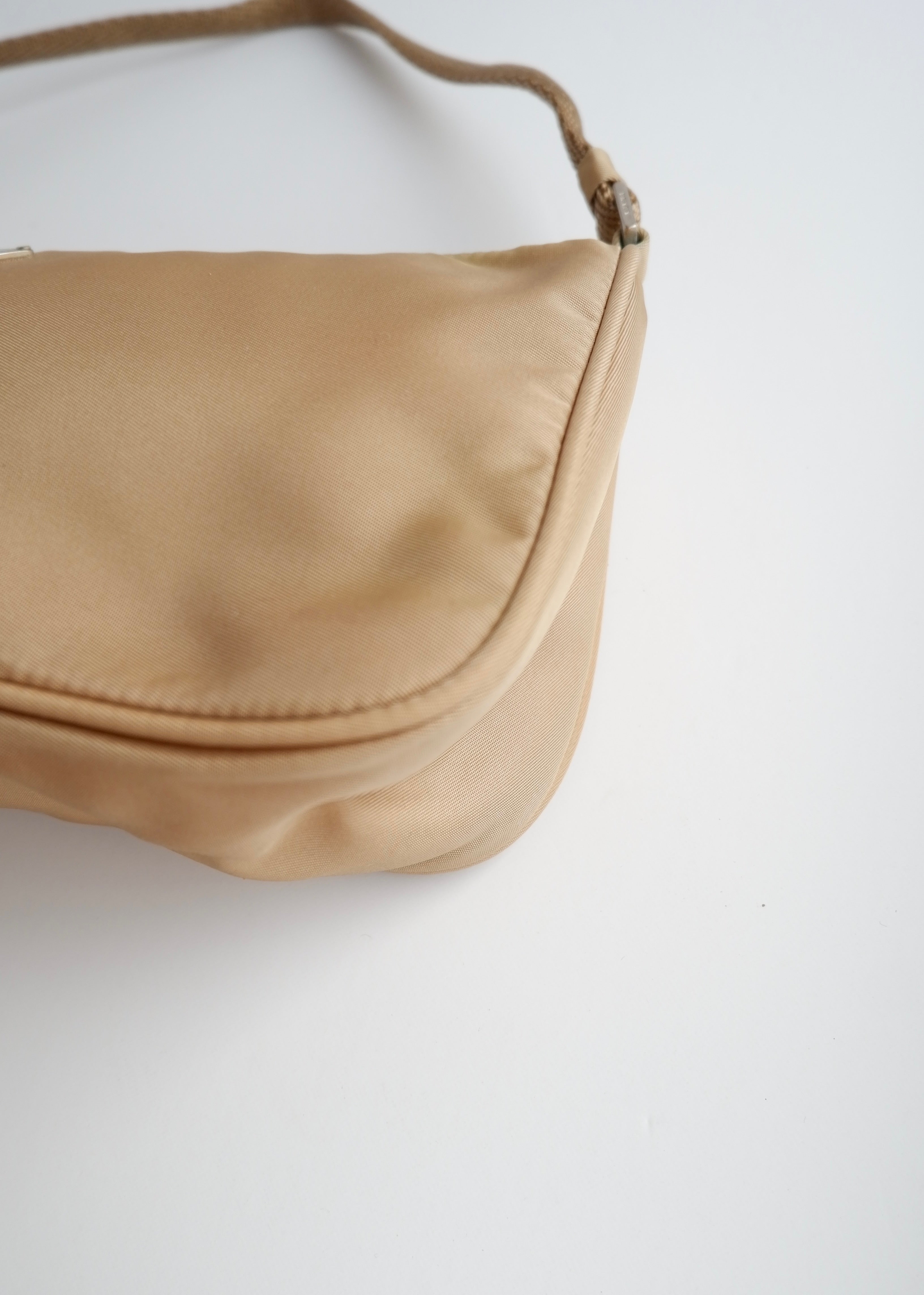 Authentique sac bandoulière Prada en nylon beige d'occasion