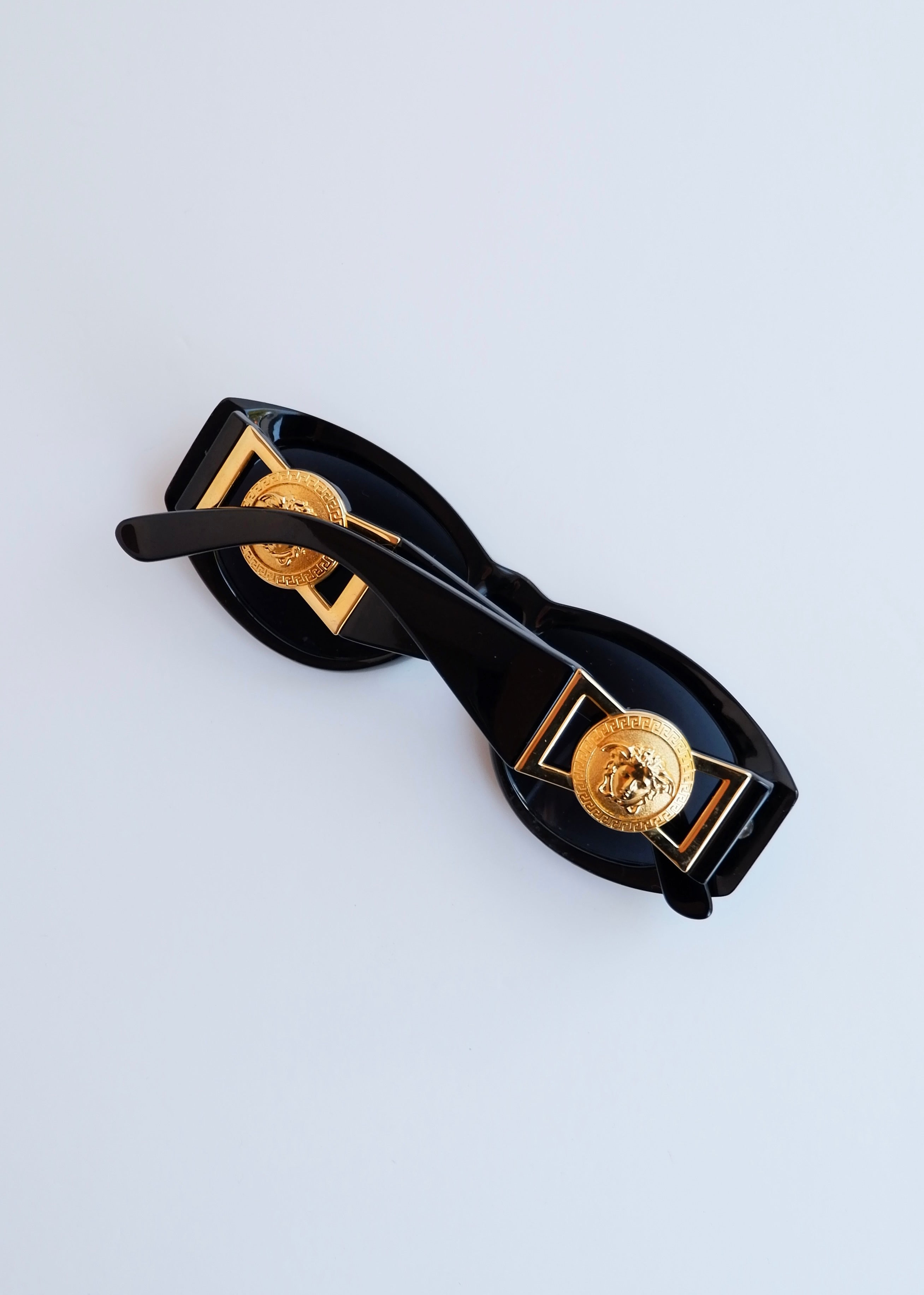 Authentiques lunettes de soleil vintage d'occasion Versace à monture carrée noire avec logo Méduse