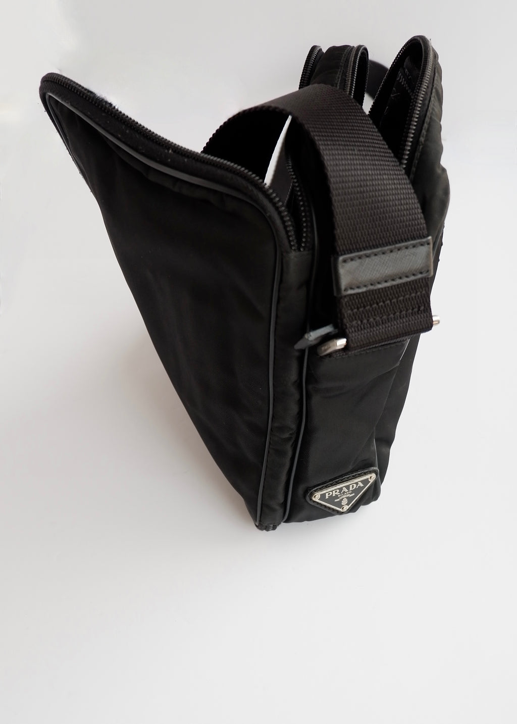 Sac bandoulière Prada en nylon noir authentique d'occasion