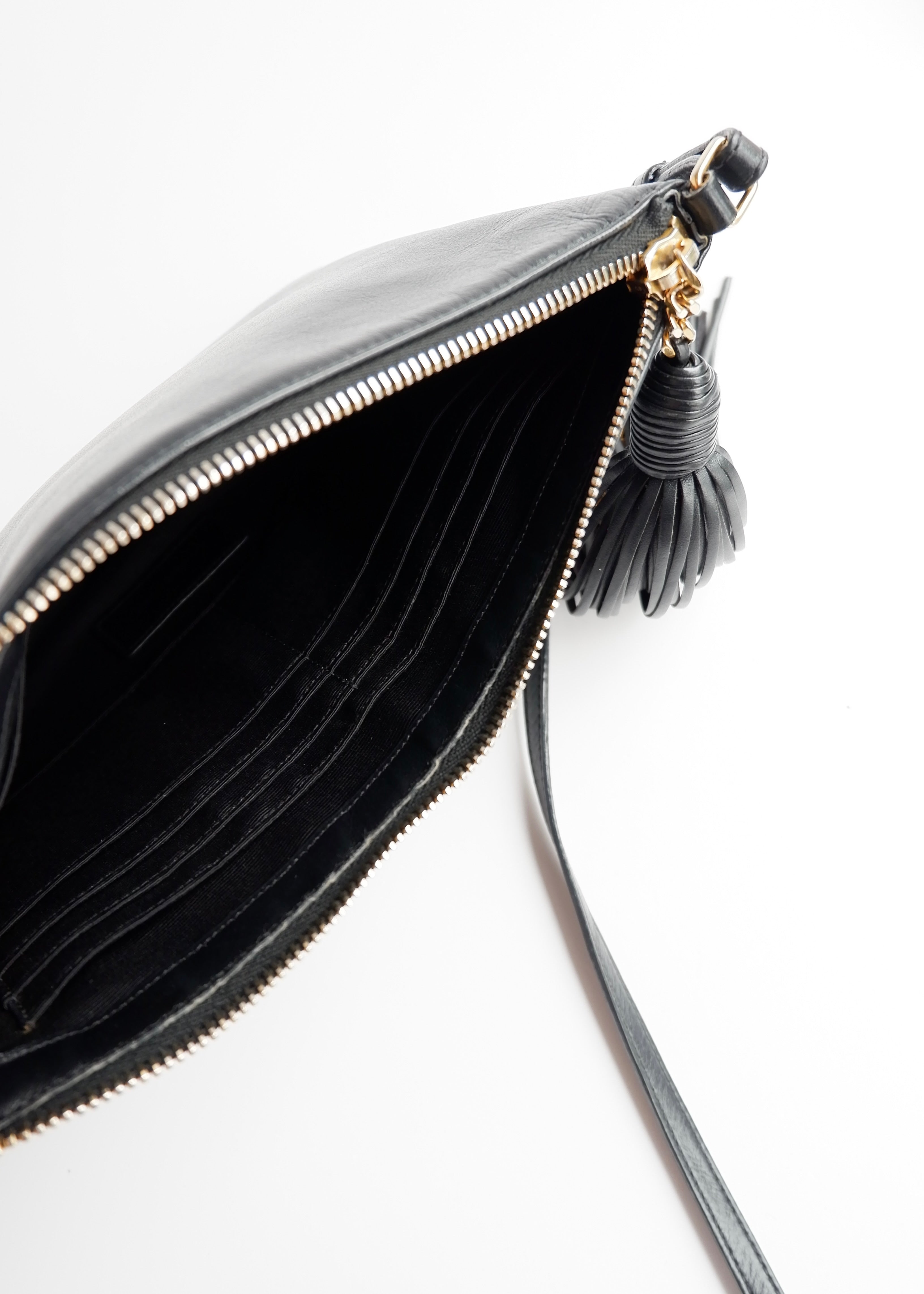 Authentique Sac bandoulière Saint Laurent YSL Monogramme Adolescent en cuir noir d'occasion