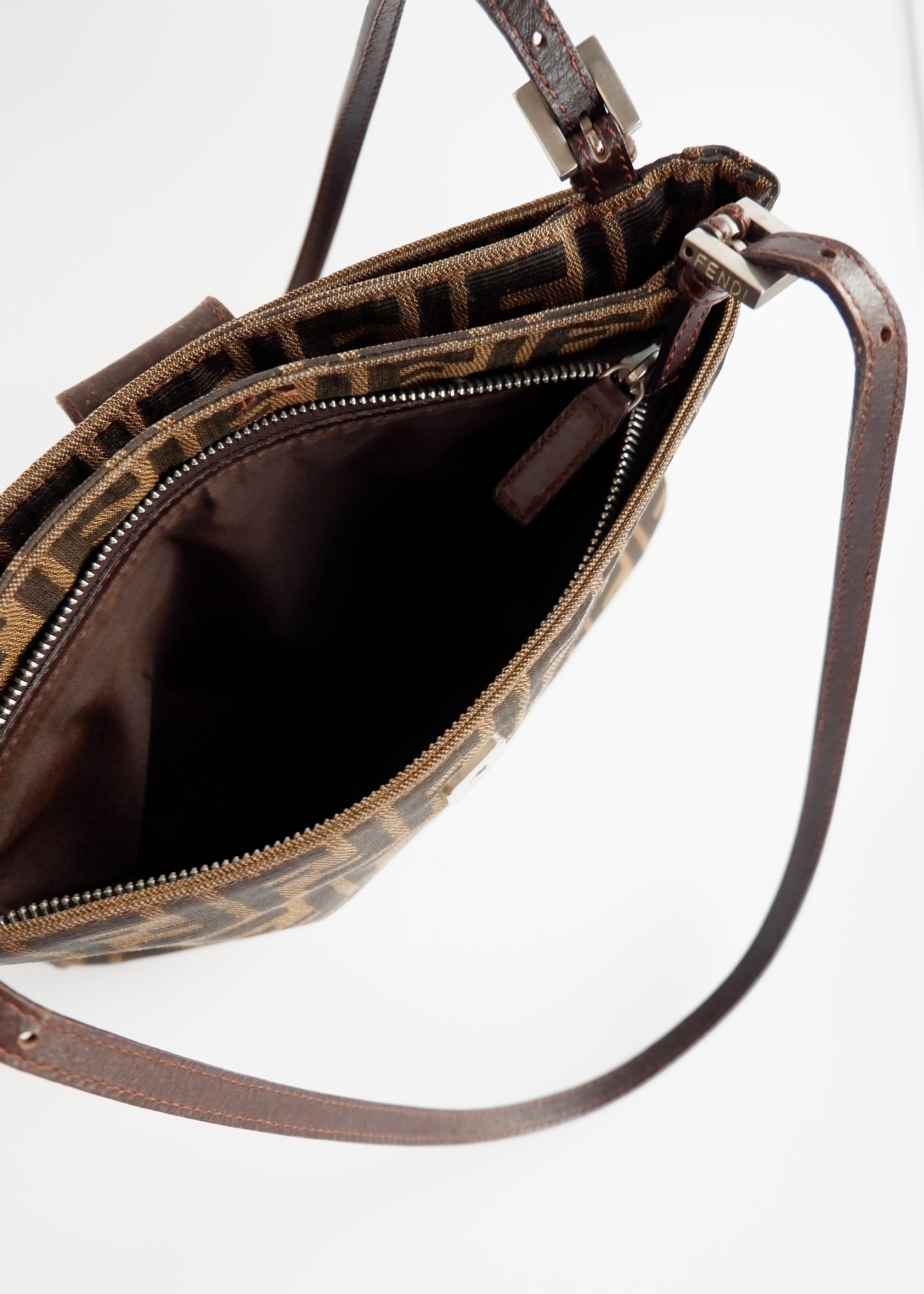 Sac à bandoulière Fendi Hobo Zucca marron authentique d'occasion