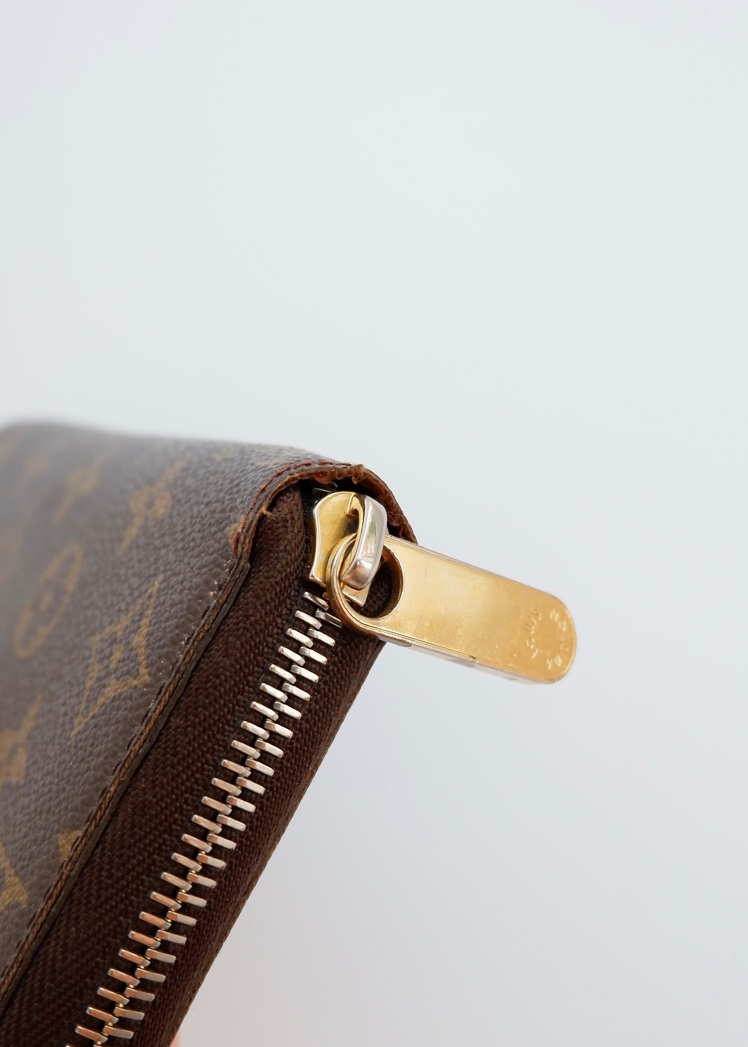Portefeuille zippé Louis Vuitton Monogram d'occasion authentique