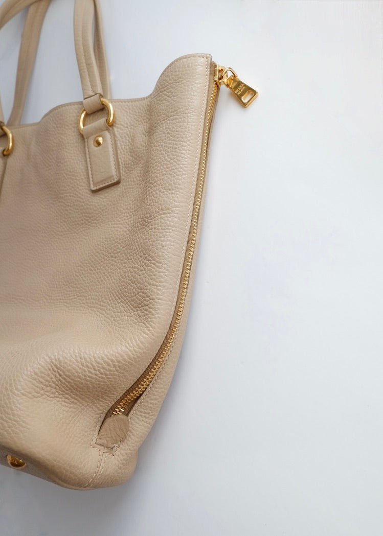 Sac cabas Prada en cuir beige, authentique et d'occasion