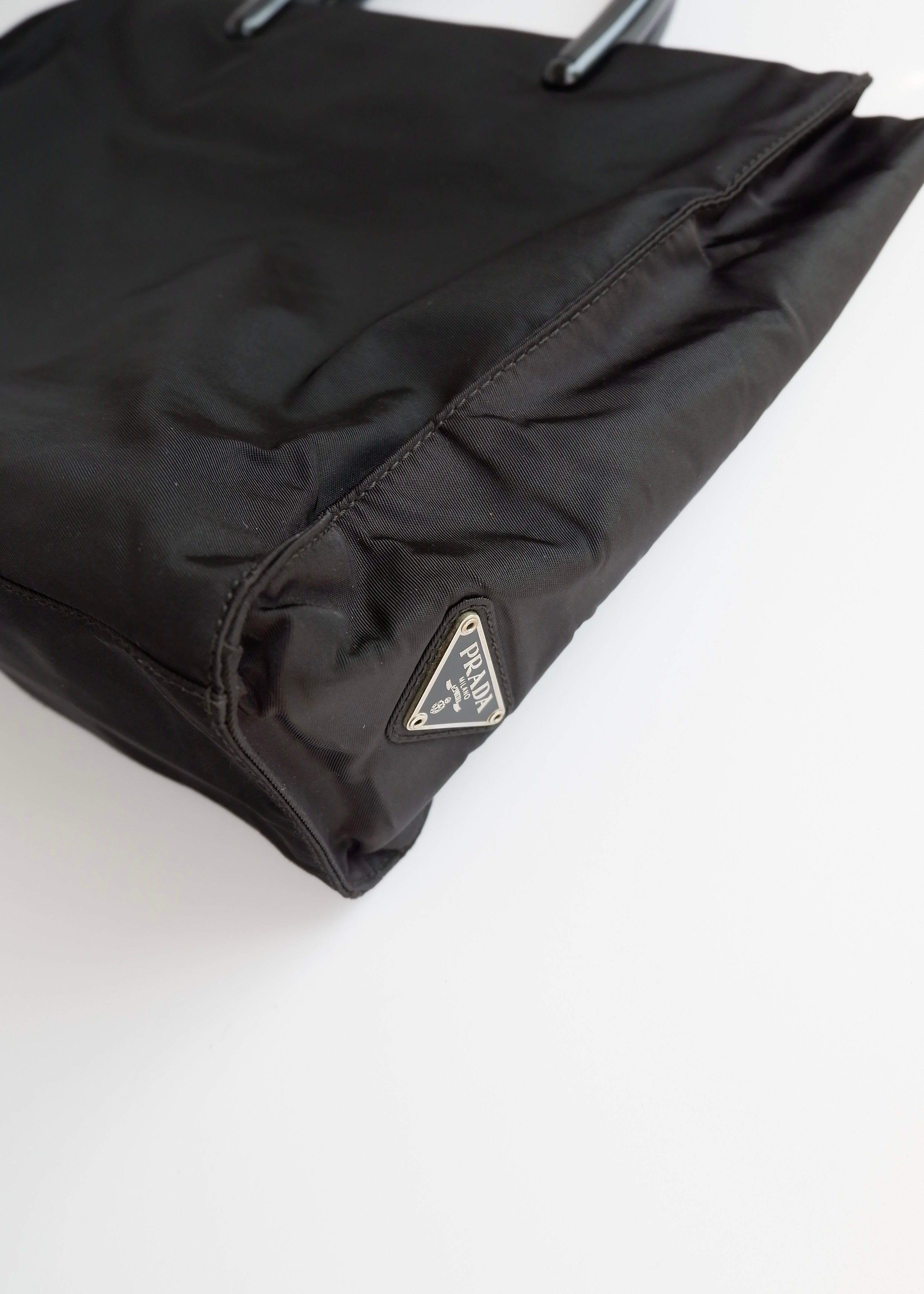 Sac à main Prada d'occasion authentique en nylon noir avec anse en acétate