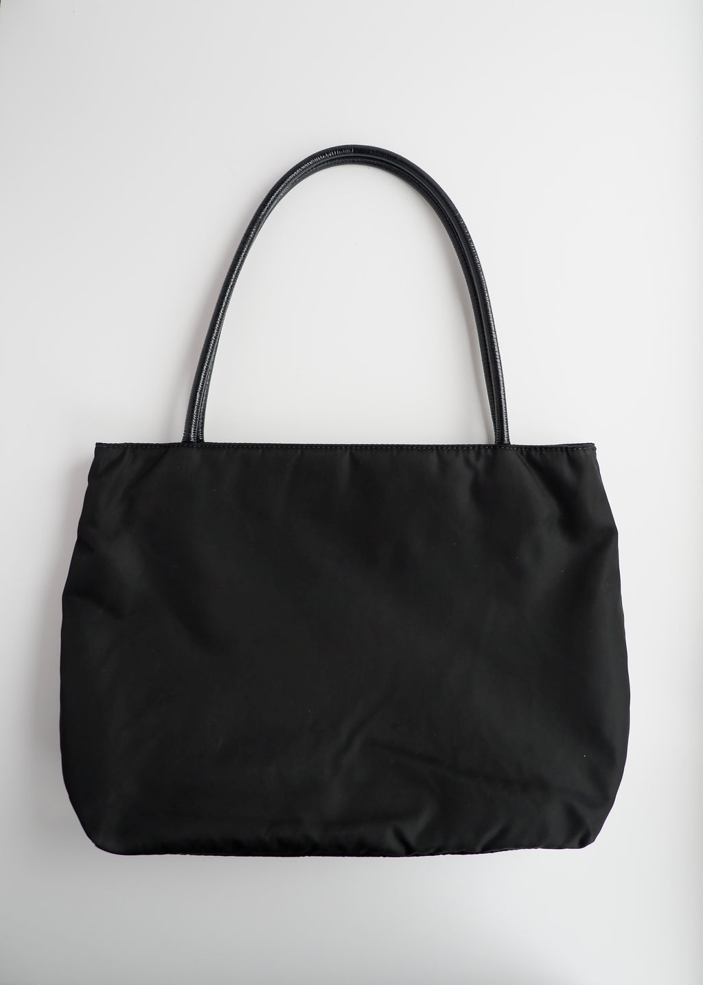 Authentique sac bandoulière Prada en nylon et cuir noir, d'occasion