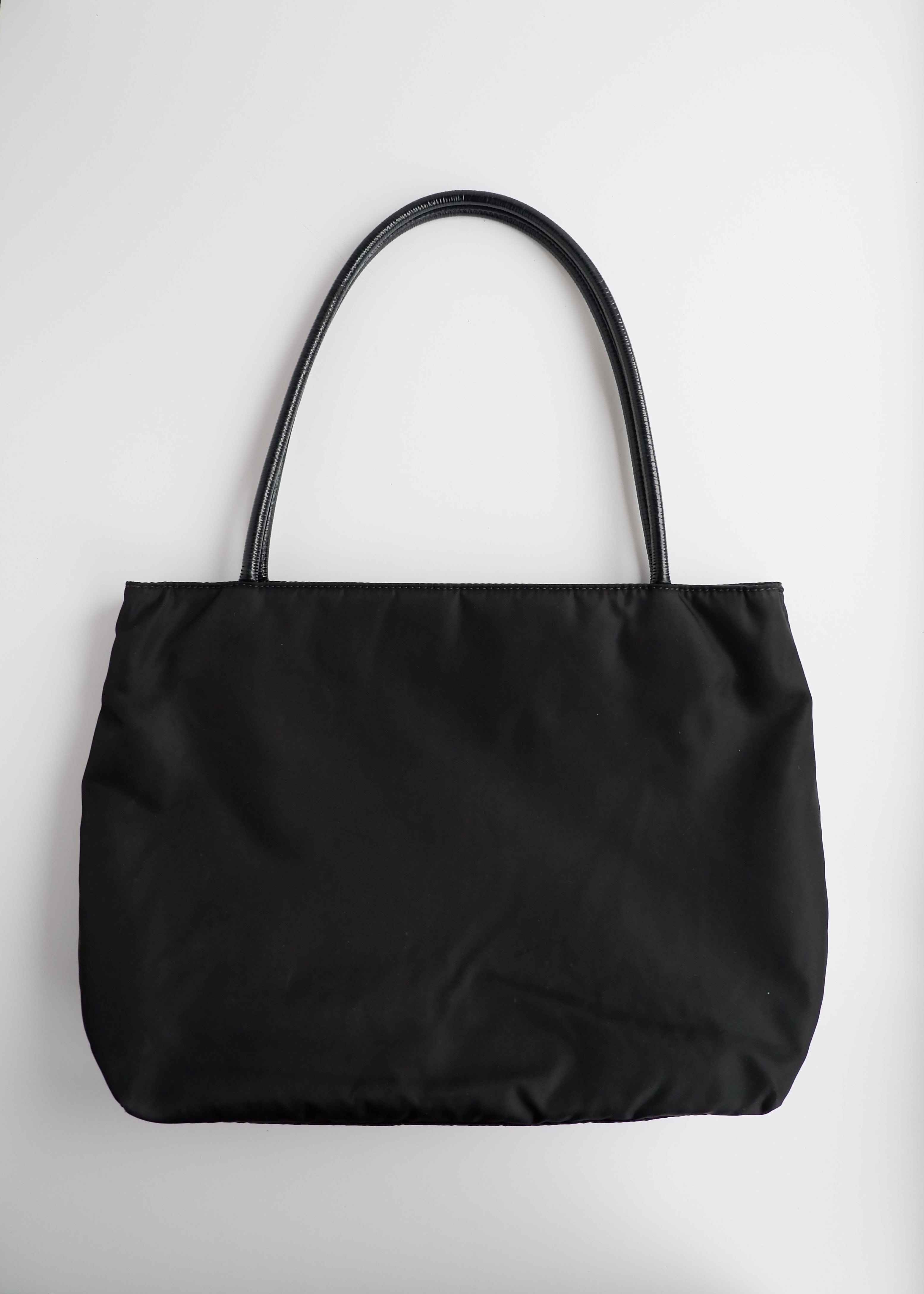 Authentique sac bandoulière Prada en nylon et cuir noir, d'occasion