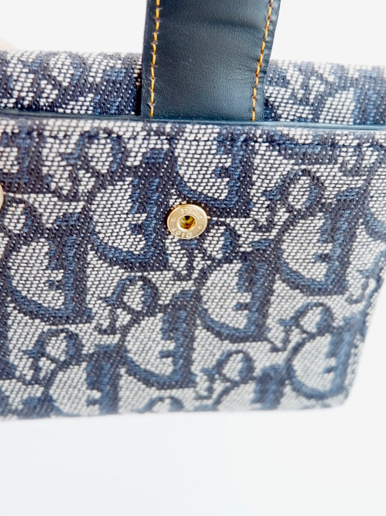 Portefeuille Dior authentique d'occasion, plié en deux, bleu marine, avec breloque D, motif Oblique.