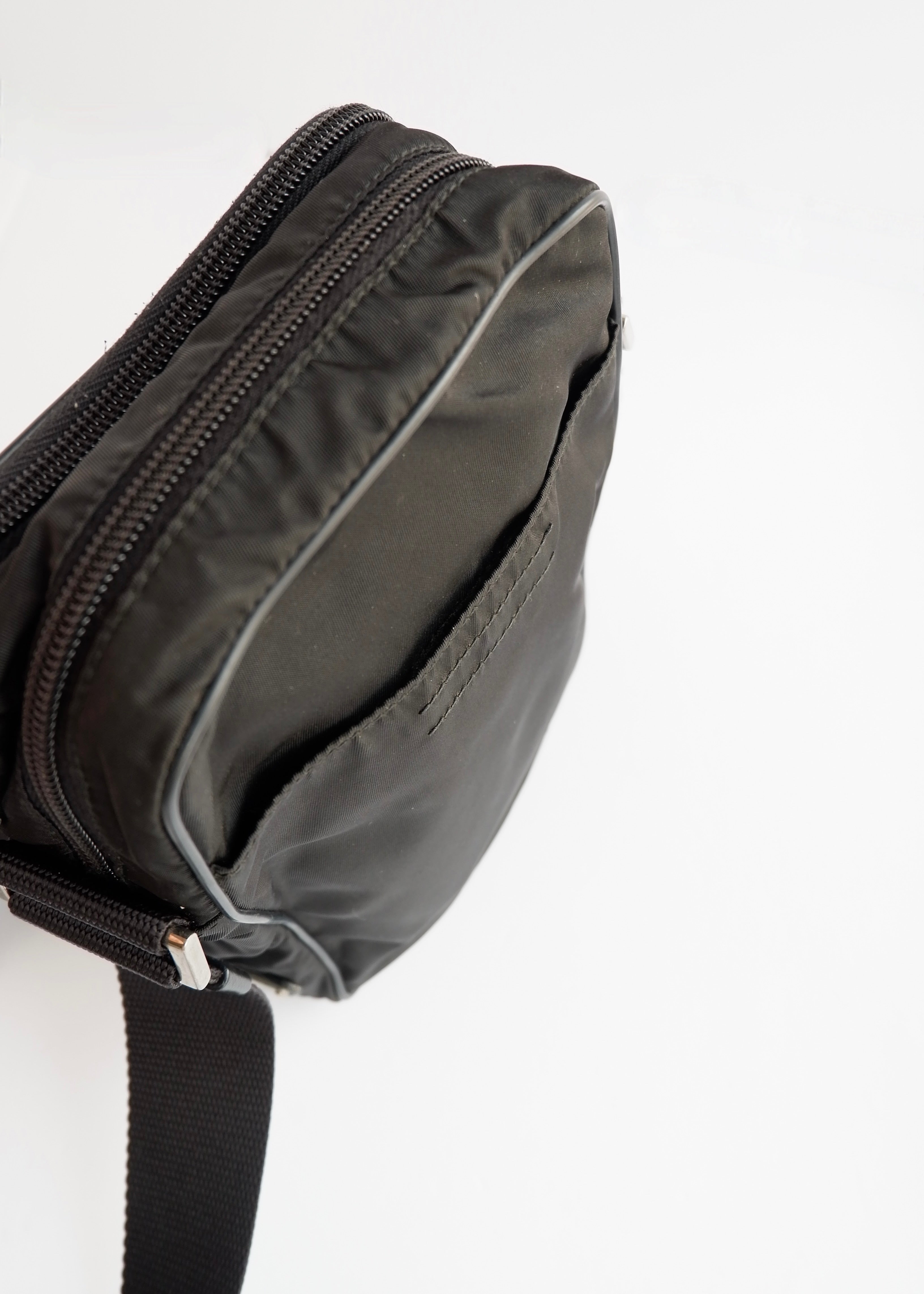 Sac bandoulière Prada en nylon noir authentique d'occasion