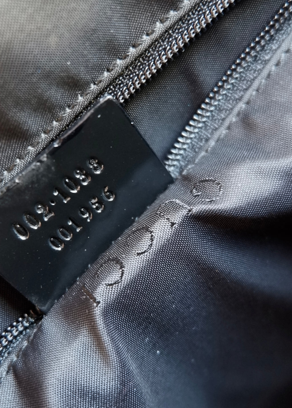 Sac bandoulière long Gucci authentique d'occasion en cuir verni noir