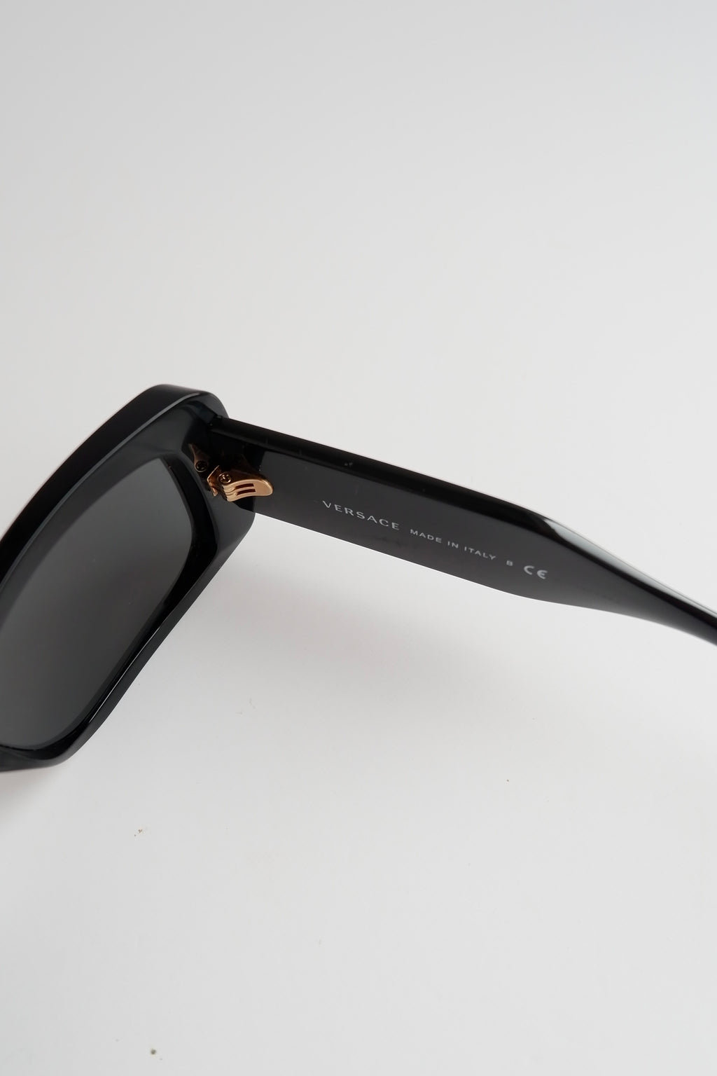 Lunettes de soleil carrées noires Versace d'occasion authentiques