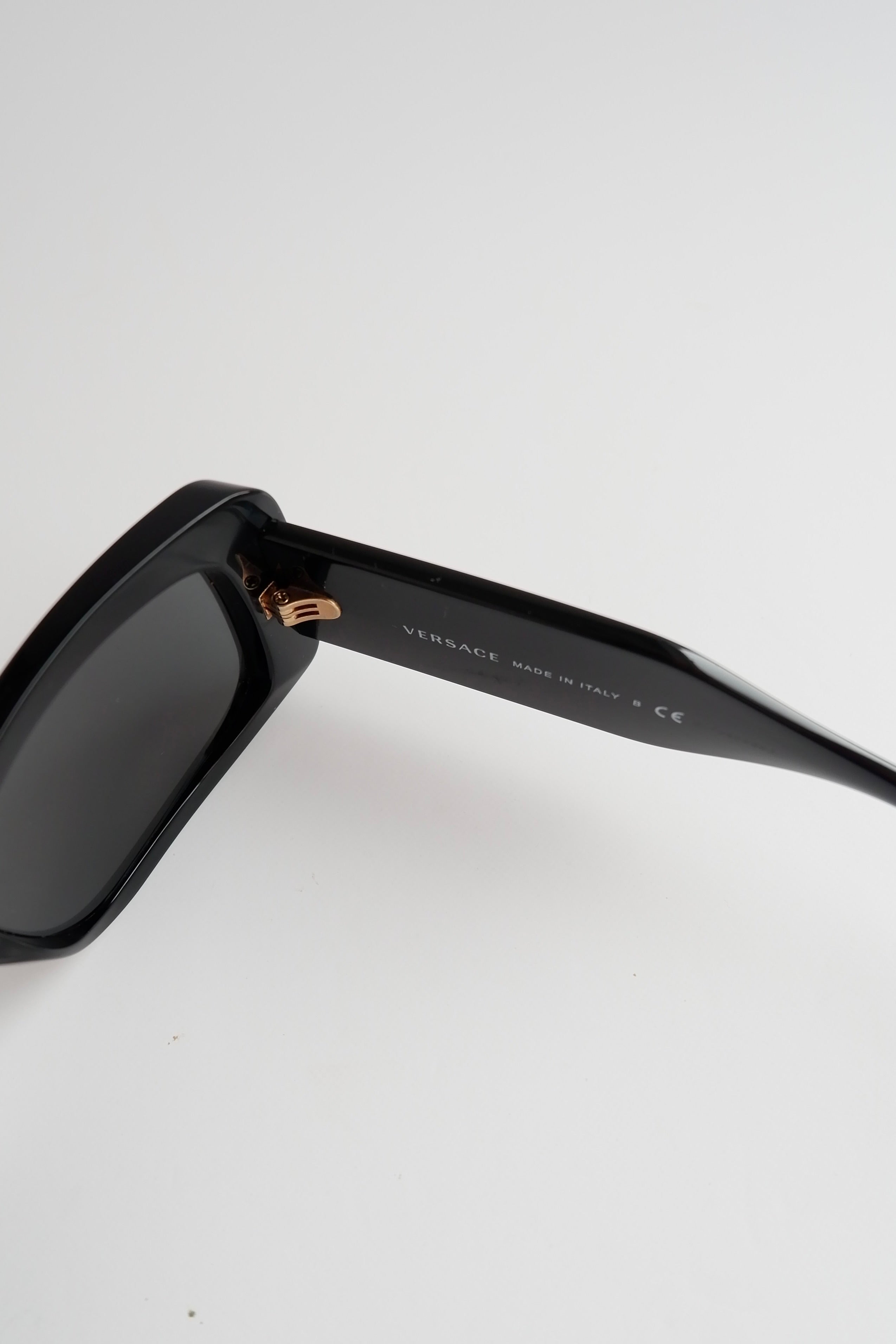 Lunettes de soleil carrées noires Versace d'occasion authentiques