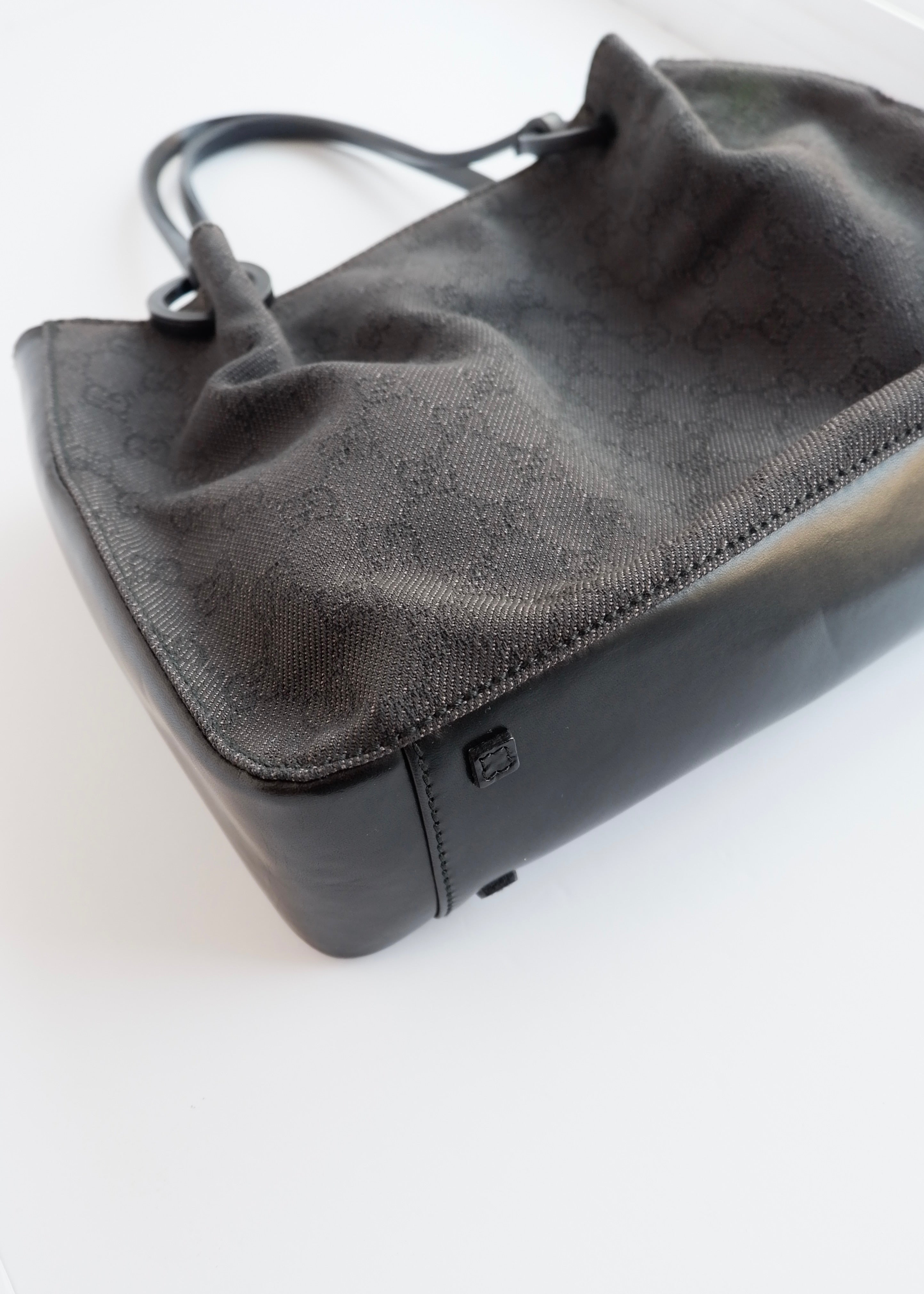 Authentique sac bandoulière Gucci d'occasion en toile GG en jean/cuir noir