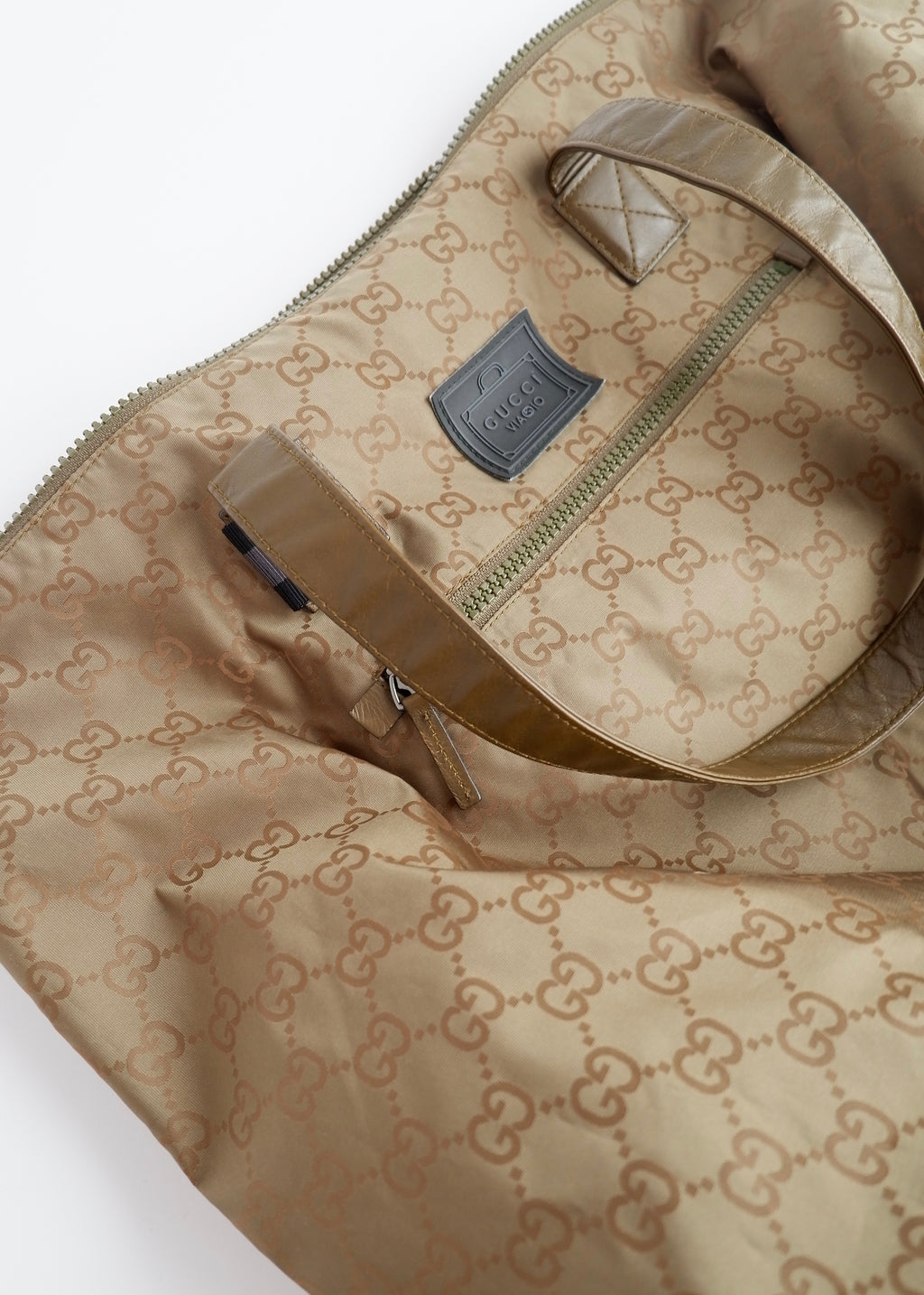 Authentique Sac de Voyage Extra Large Gucci en Nylon Vert Olive Léger Imprimé GG d'occasion