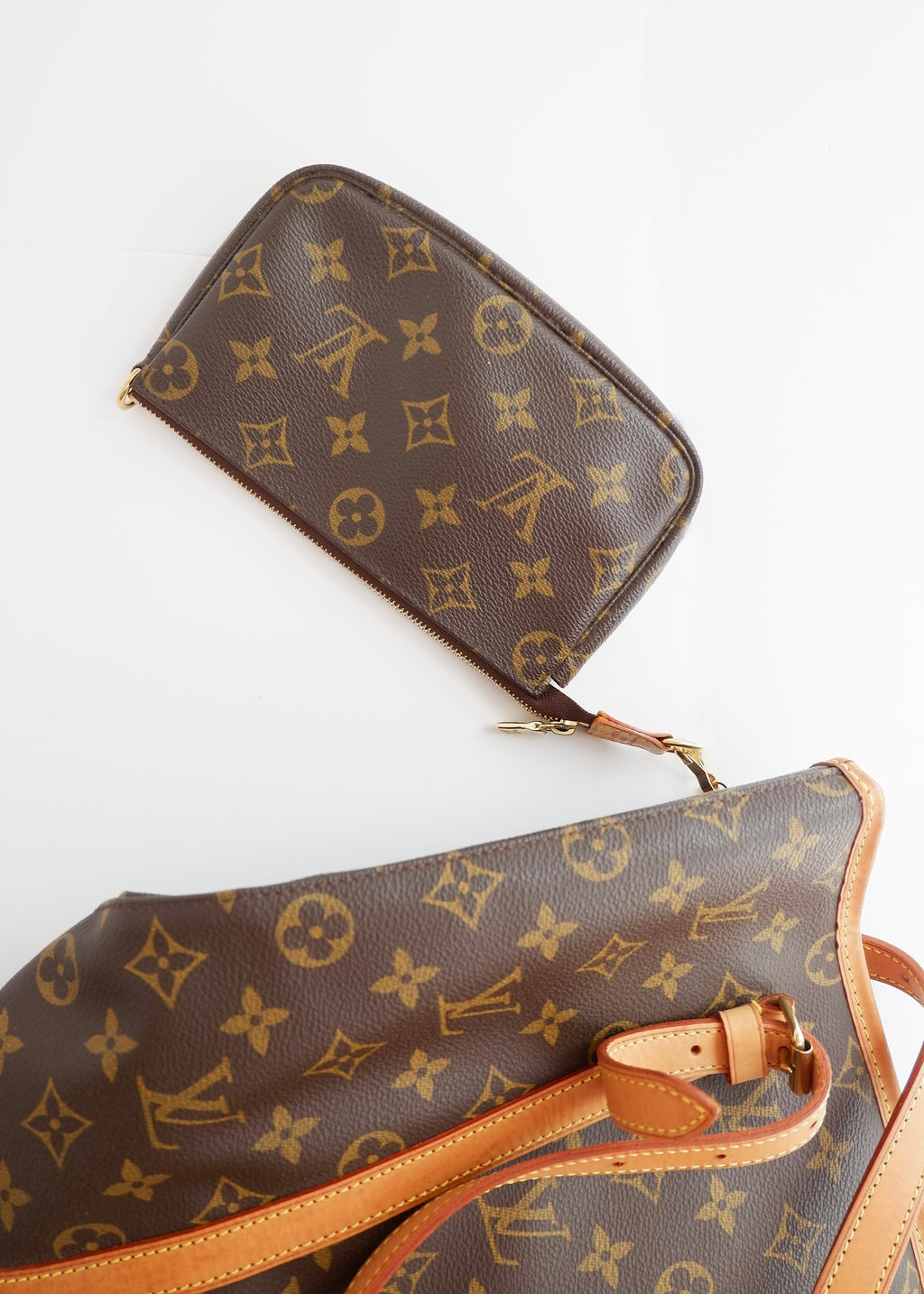 Preowned Louis Vuitton Monogram Bucket Bag GM W. Pouch