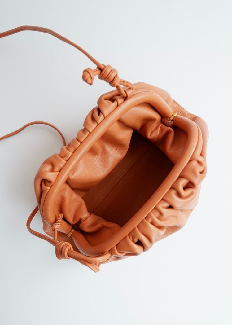 Authentique sac bandoulière Bottega Veneta Mini Pouch en cuir marron d'occasion