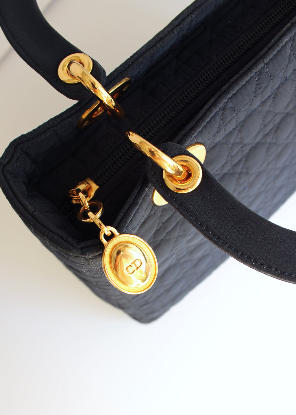 Sac à main Christian Dior Lady Dior Medium en toile bleu marine, d'occasion authentique, avec accastillage doré
