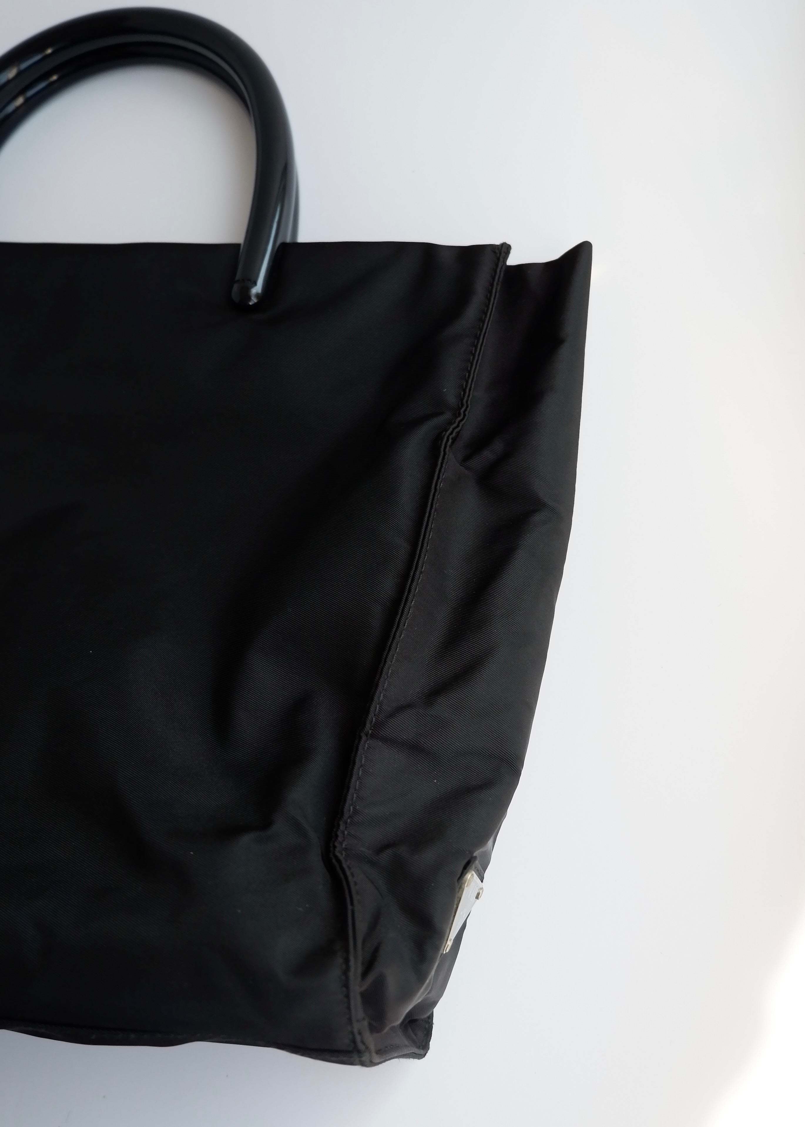 Sac à main Prada d'occasion authentique en nylon noir avec anse en acétate