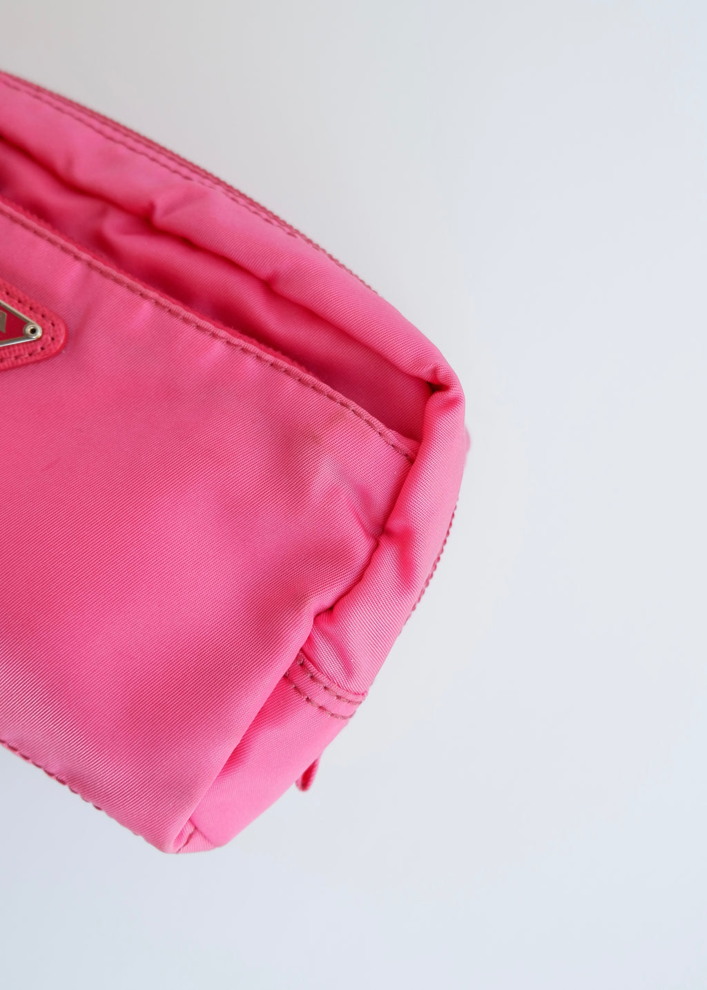 Pochette Prada authentique d'occasion en nylon rose